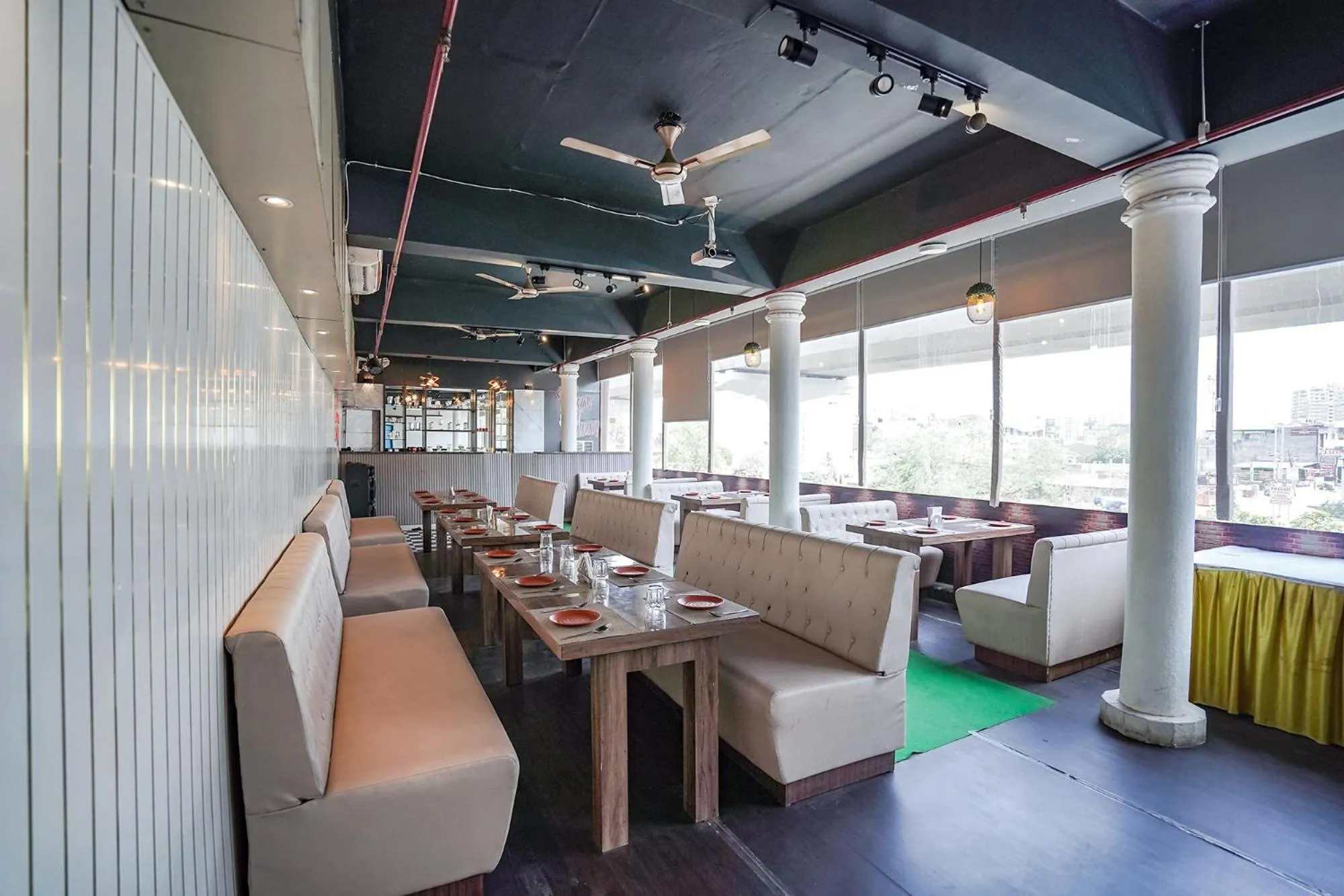 Restaurant/places to eat in FabHotel Taj Heritage