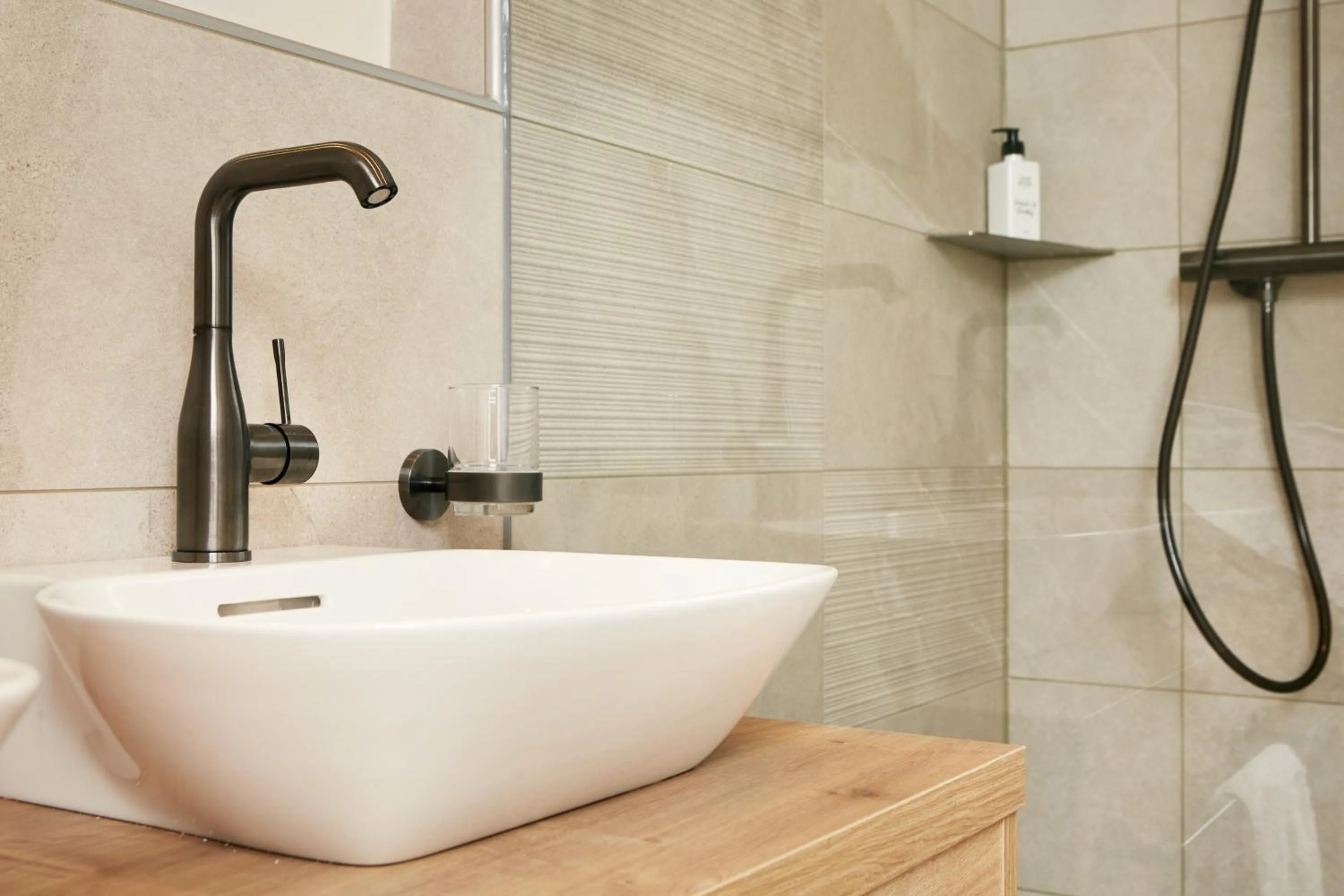 Shower in HOMEBOUND APARTMENTS Bad Goisern - contactless check-in