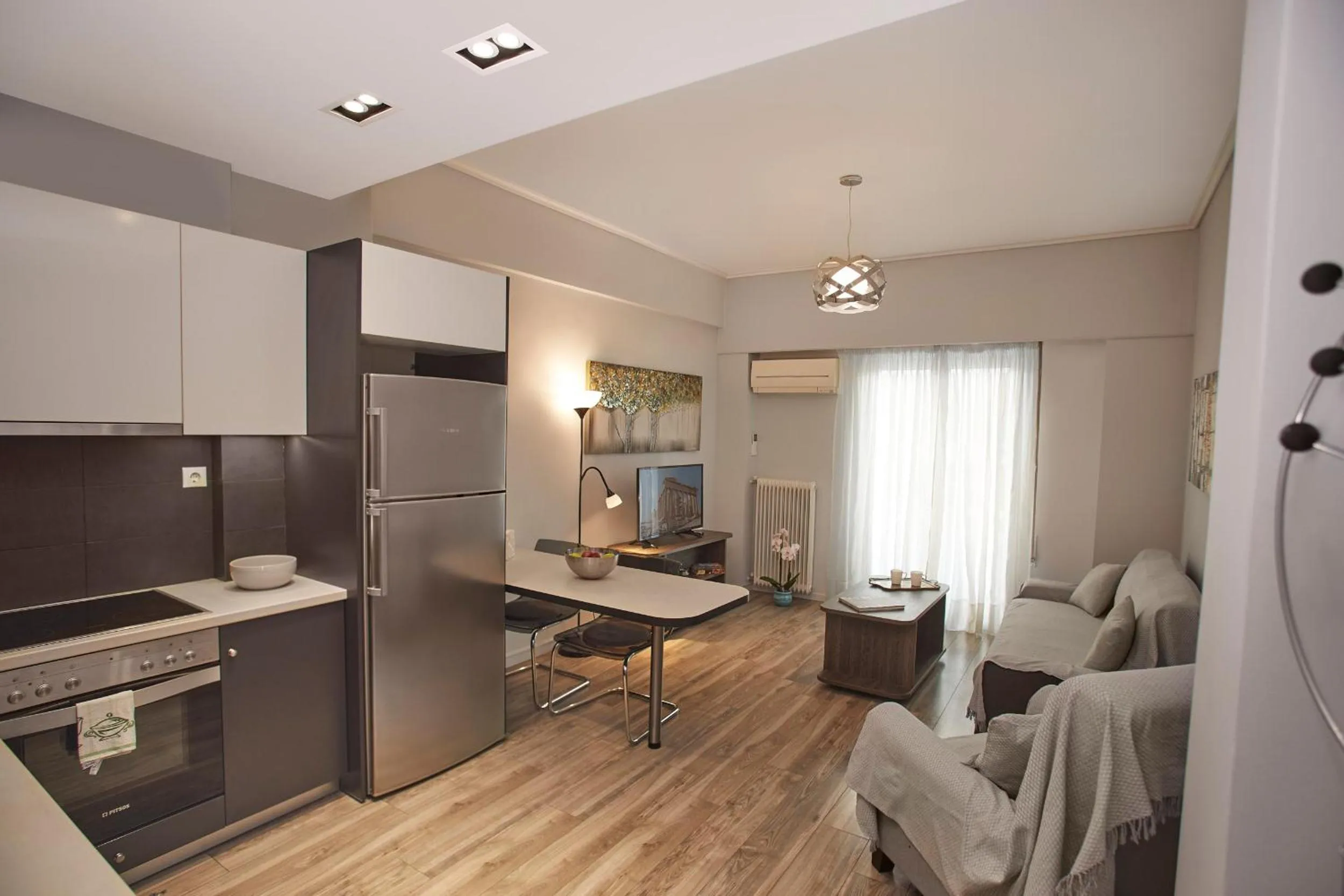 Modern Hospitality- apt near Children's Hospital