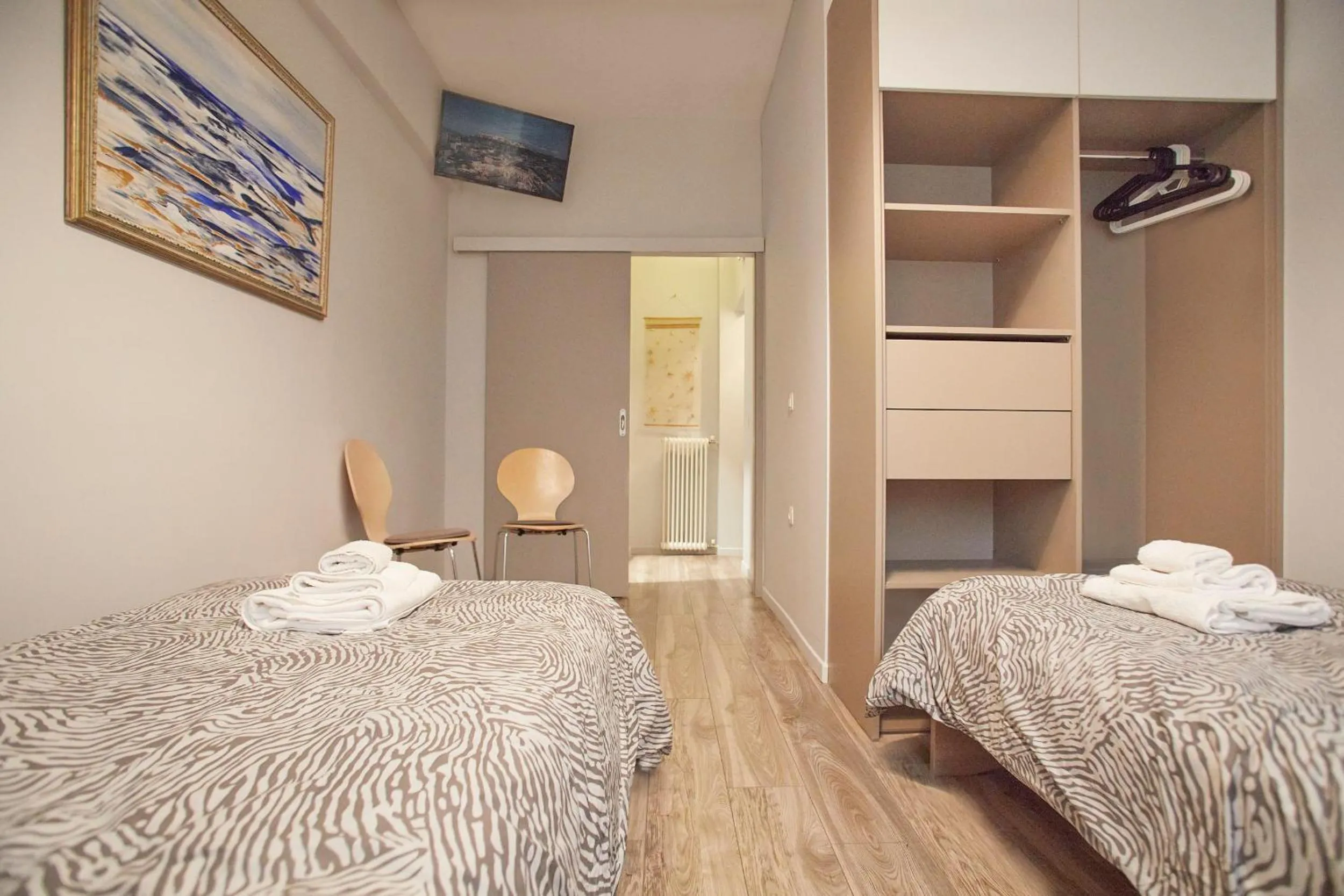 Modern Hospitality- apt near Children's Hospital