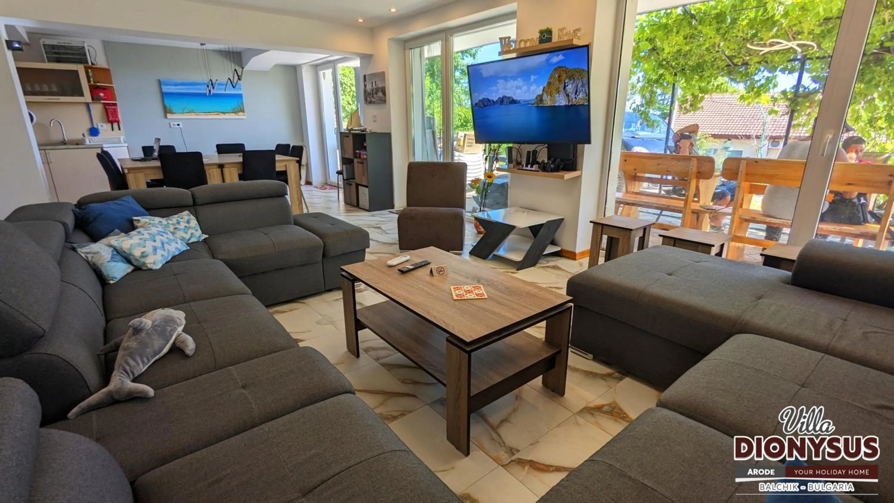 Communal lounge/ TV room in Arode Villa Dionysus