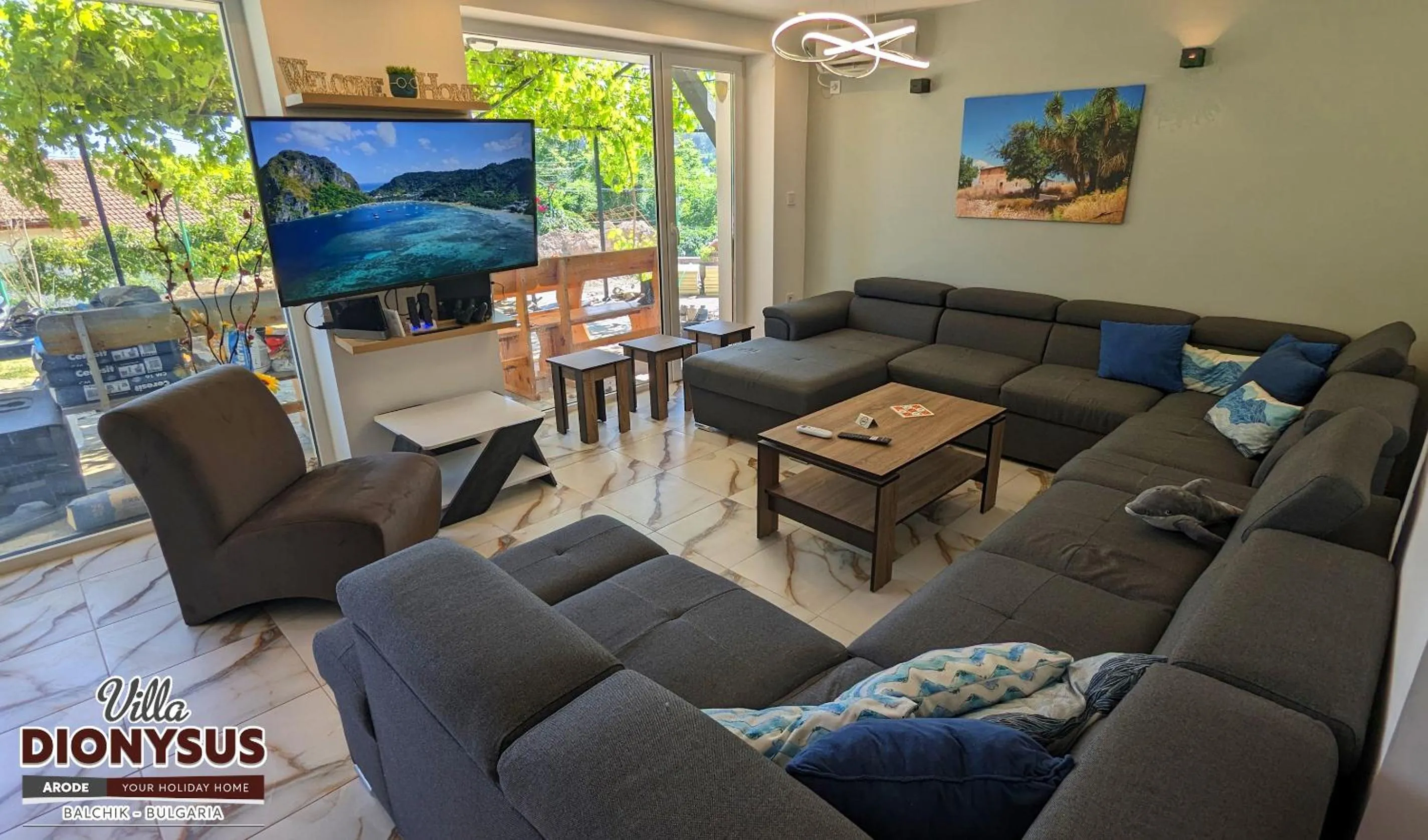 Communal lounge/ TV room in Arode Villa Dionysus