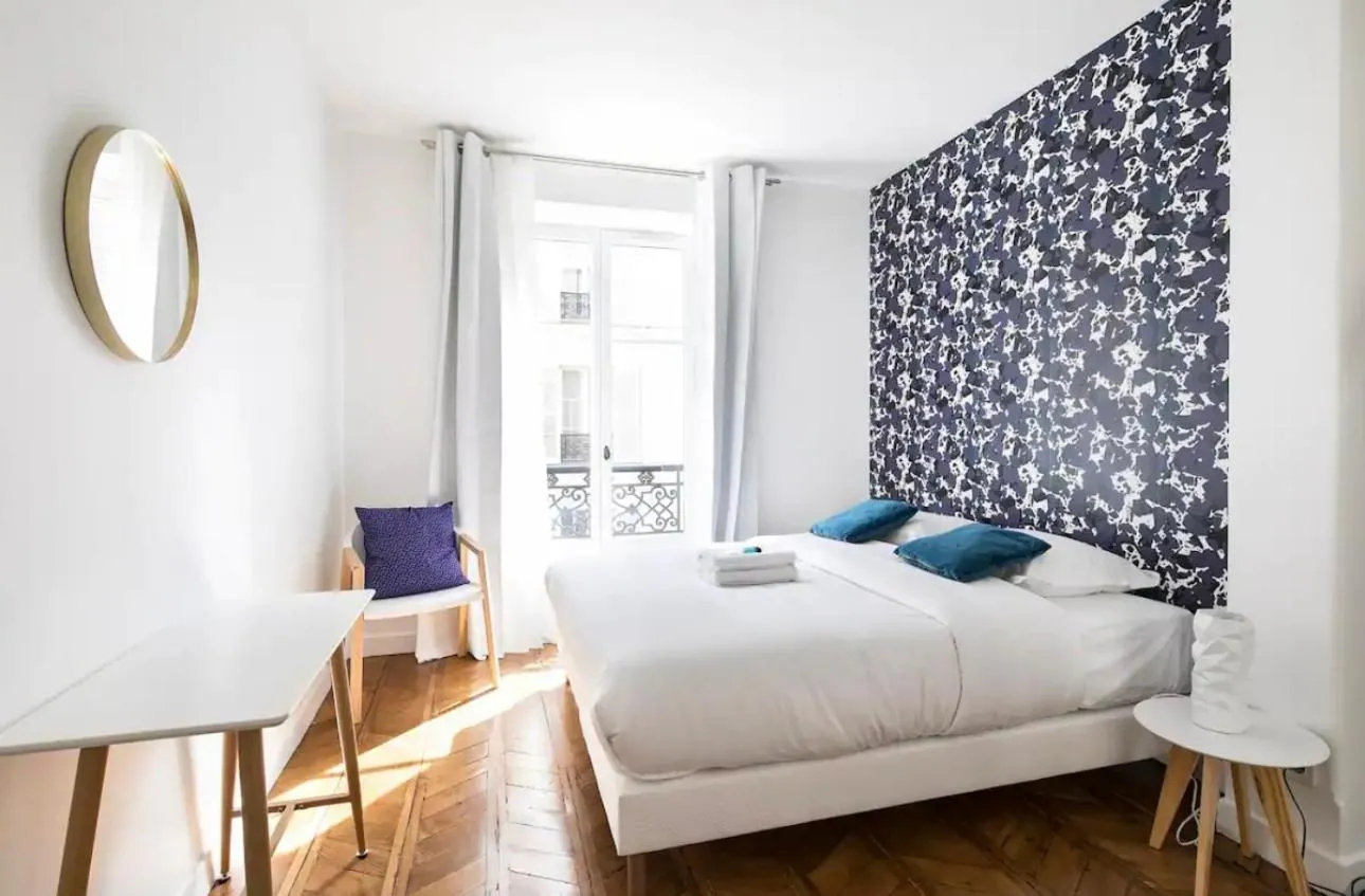 Bed in 123paris city