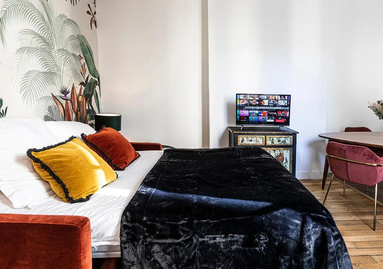 Bed in 123paris city