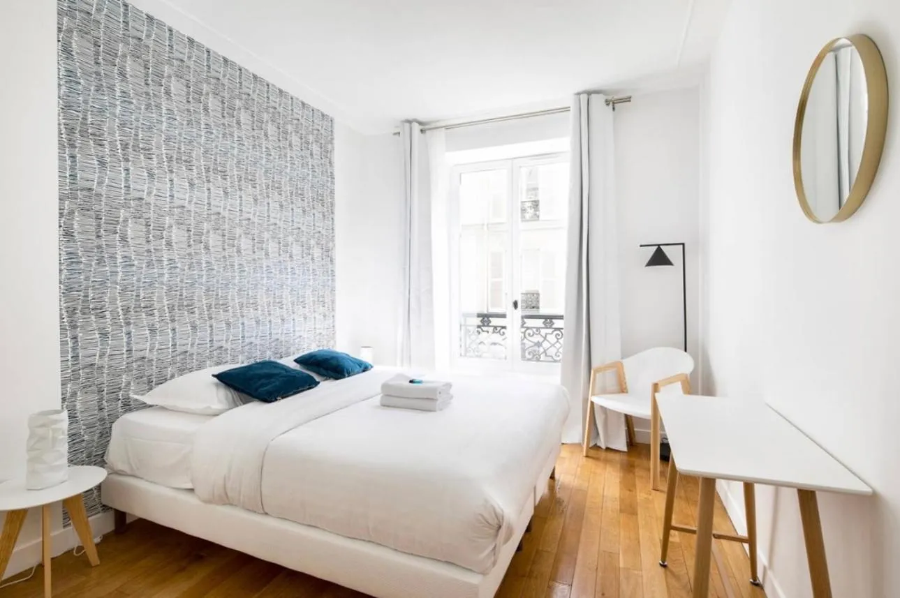 Bed in 123paris city