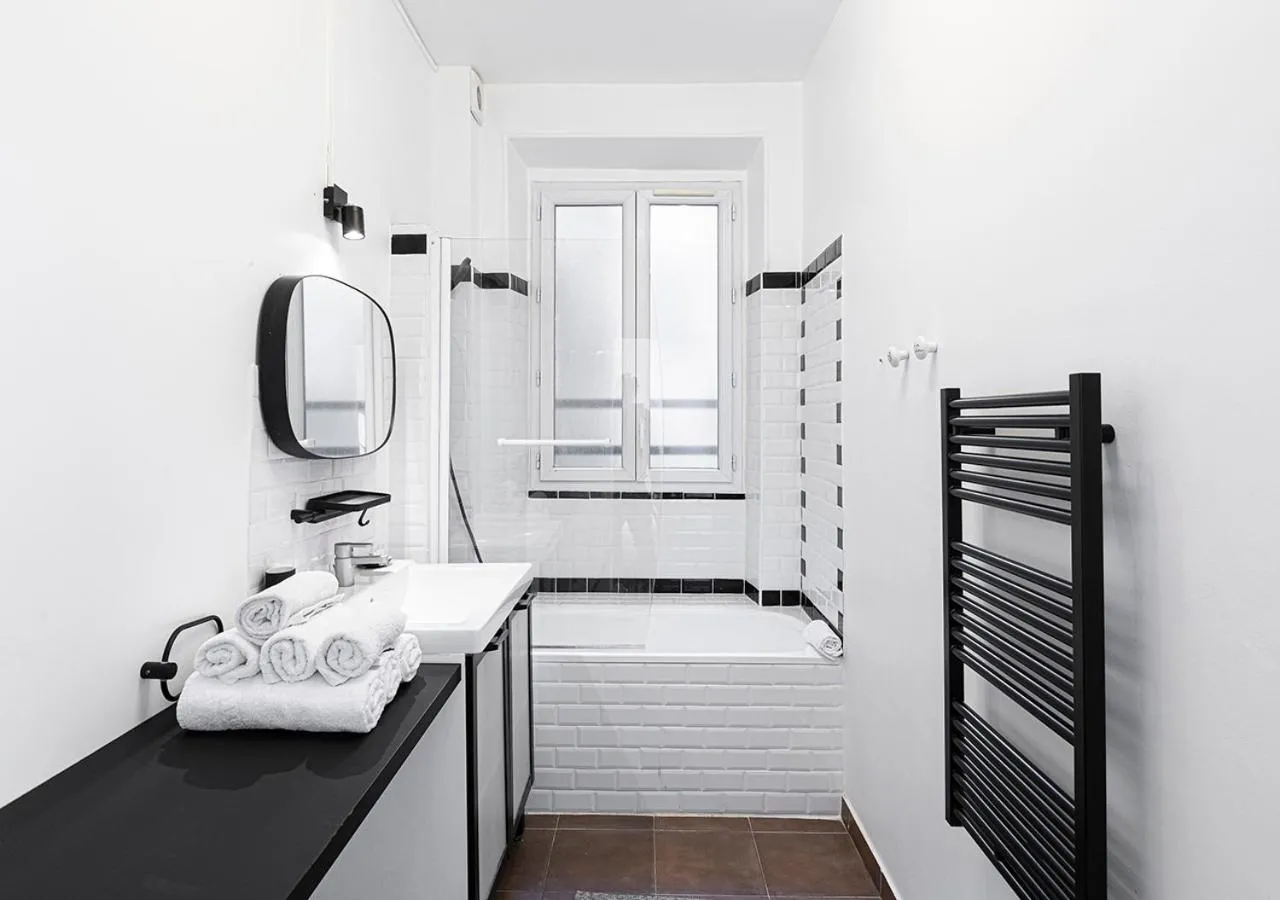 Shower, Bed in 123paris city