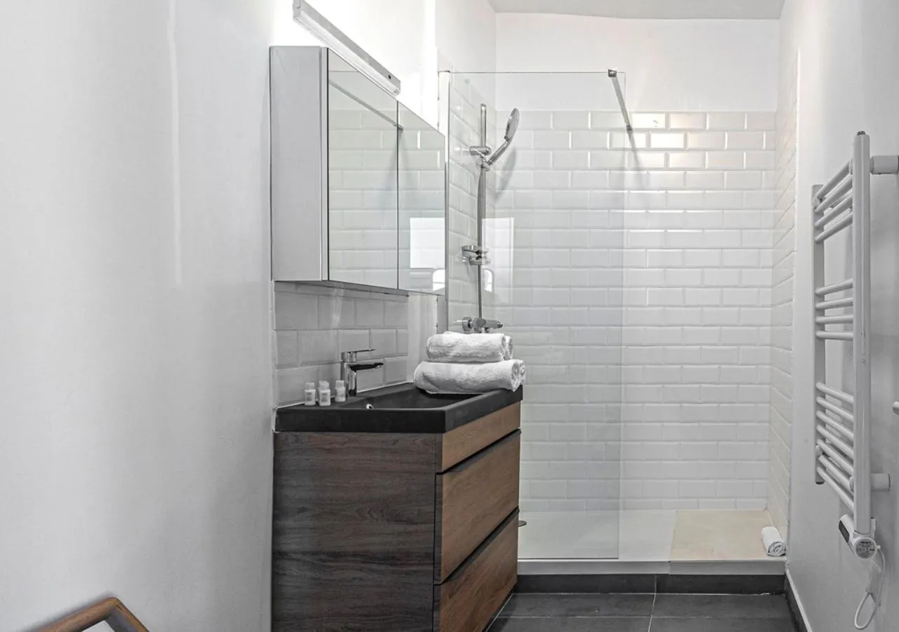 Shower in 123paris city