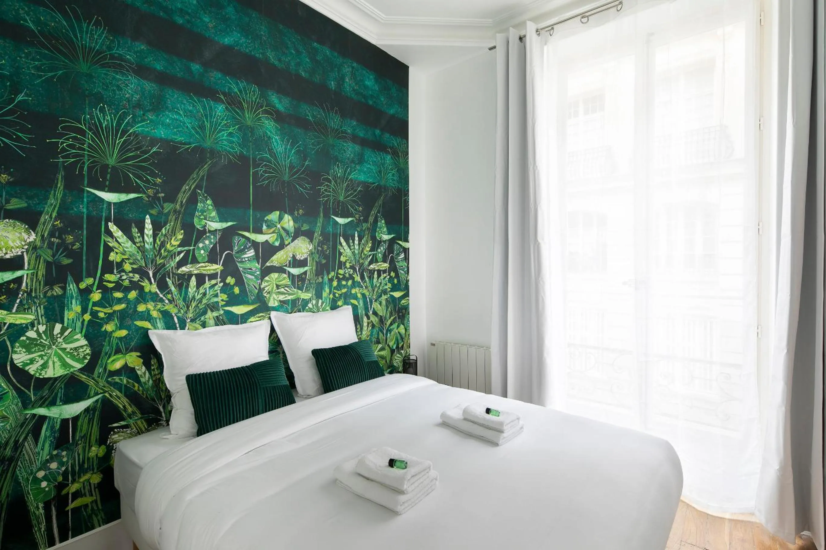 Bed in 123paris city