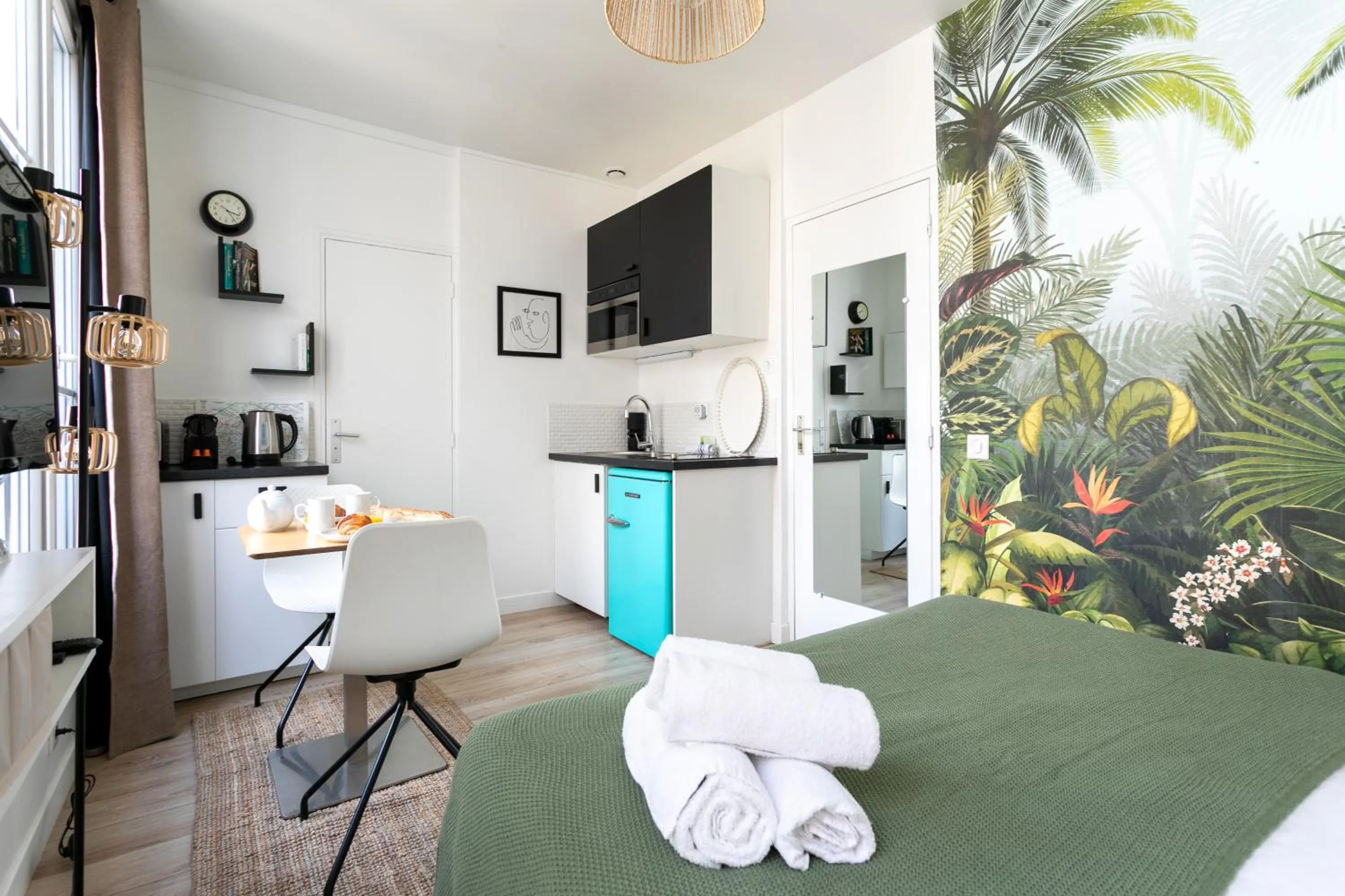 Kitchen or kitchenette, Bed in 123paris city