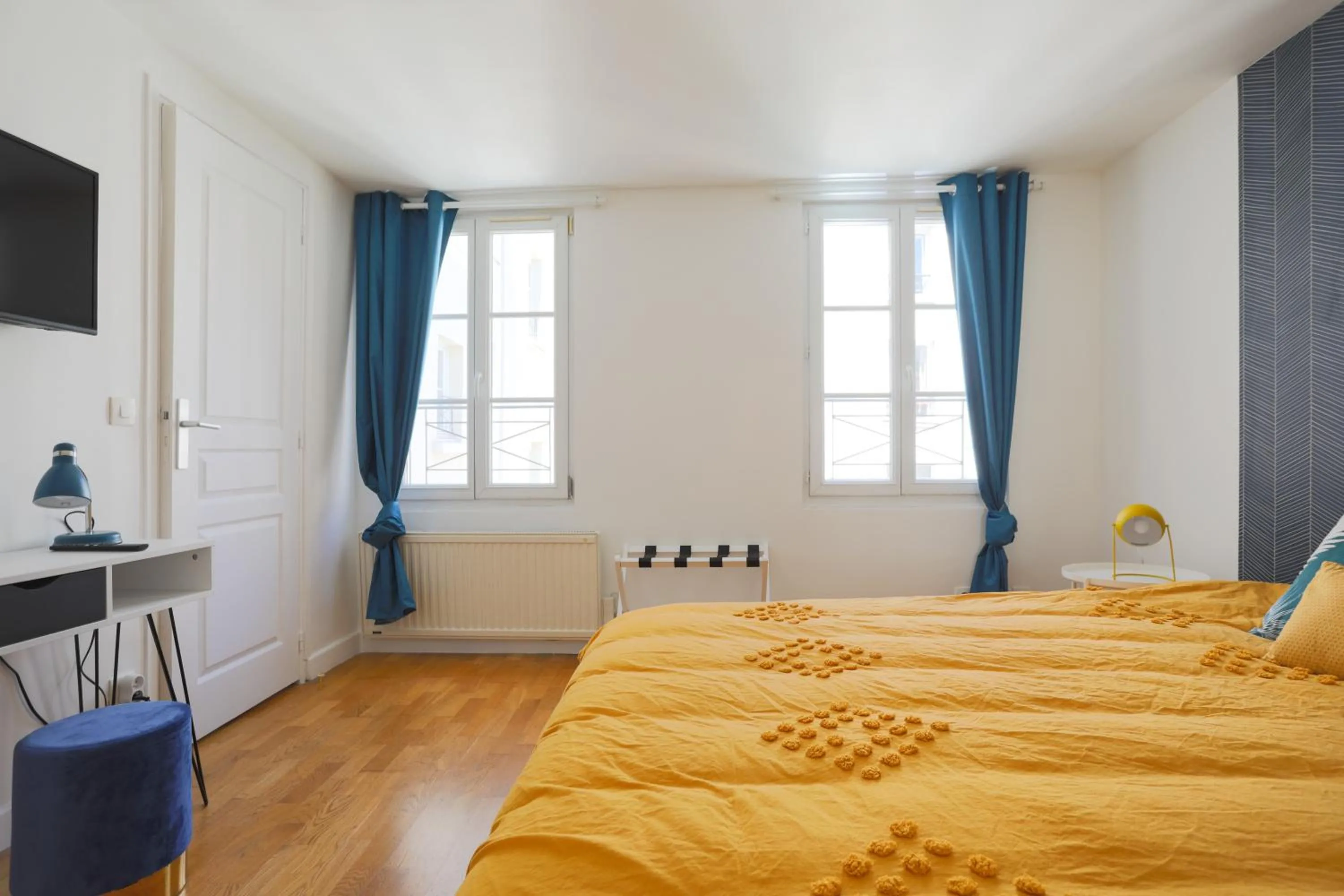 Photo of the whole room, Bed in 123paris city