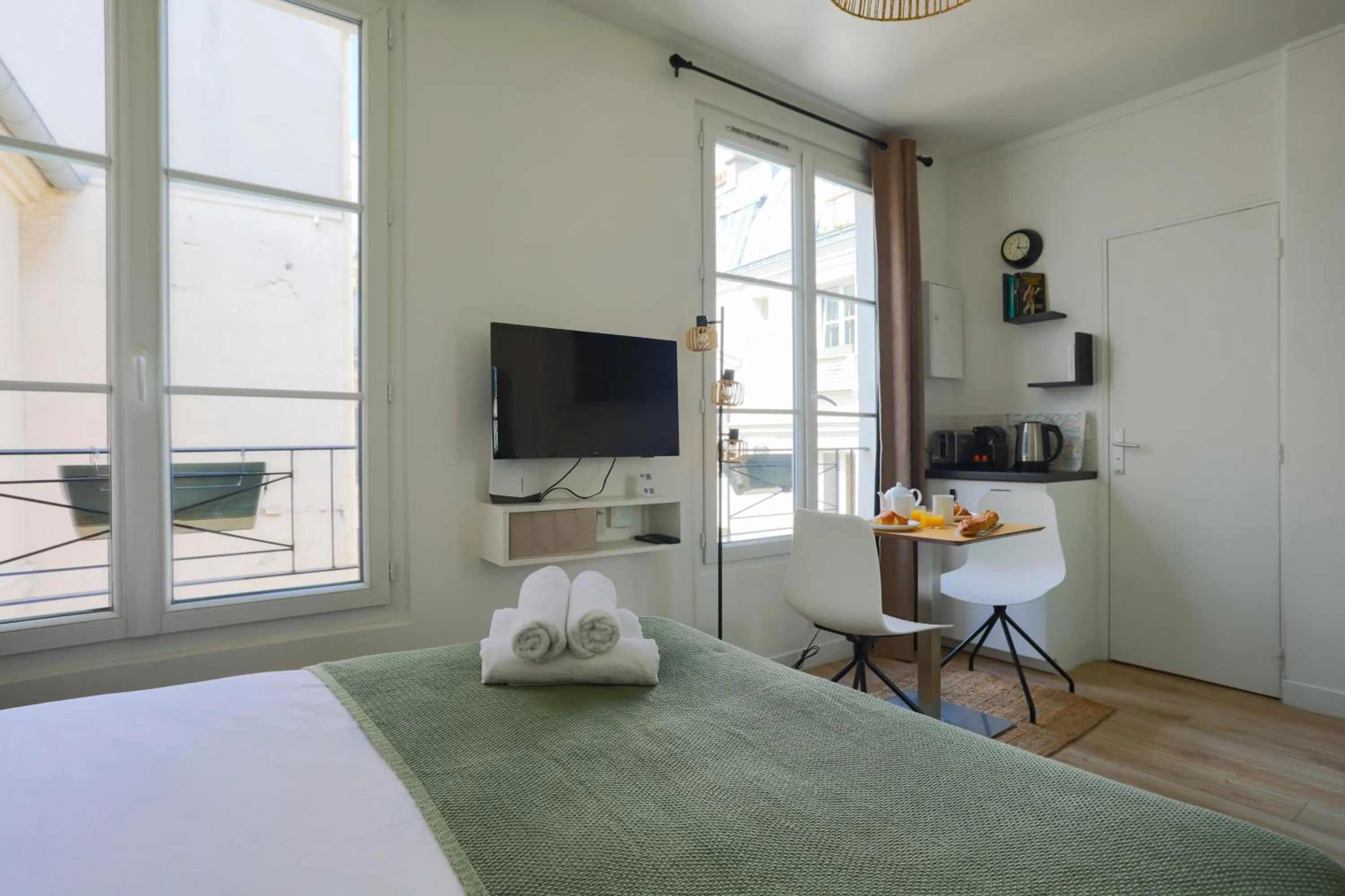 TV and multimedia, Bed in 123paris city