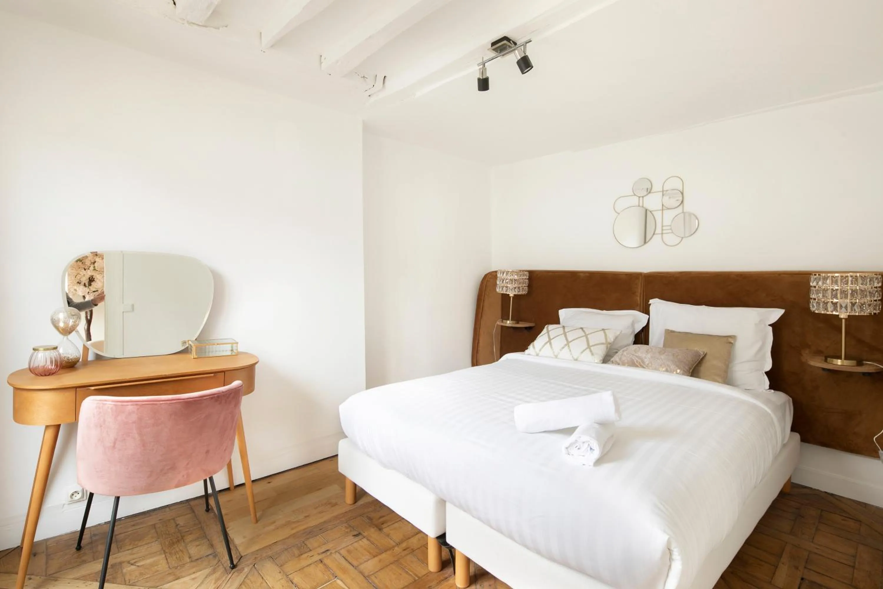 Bed in 123paris city
