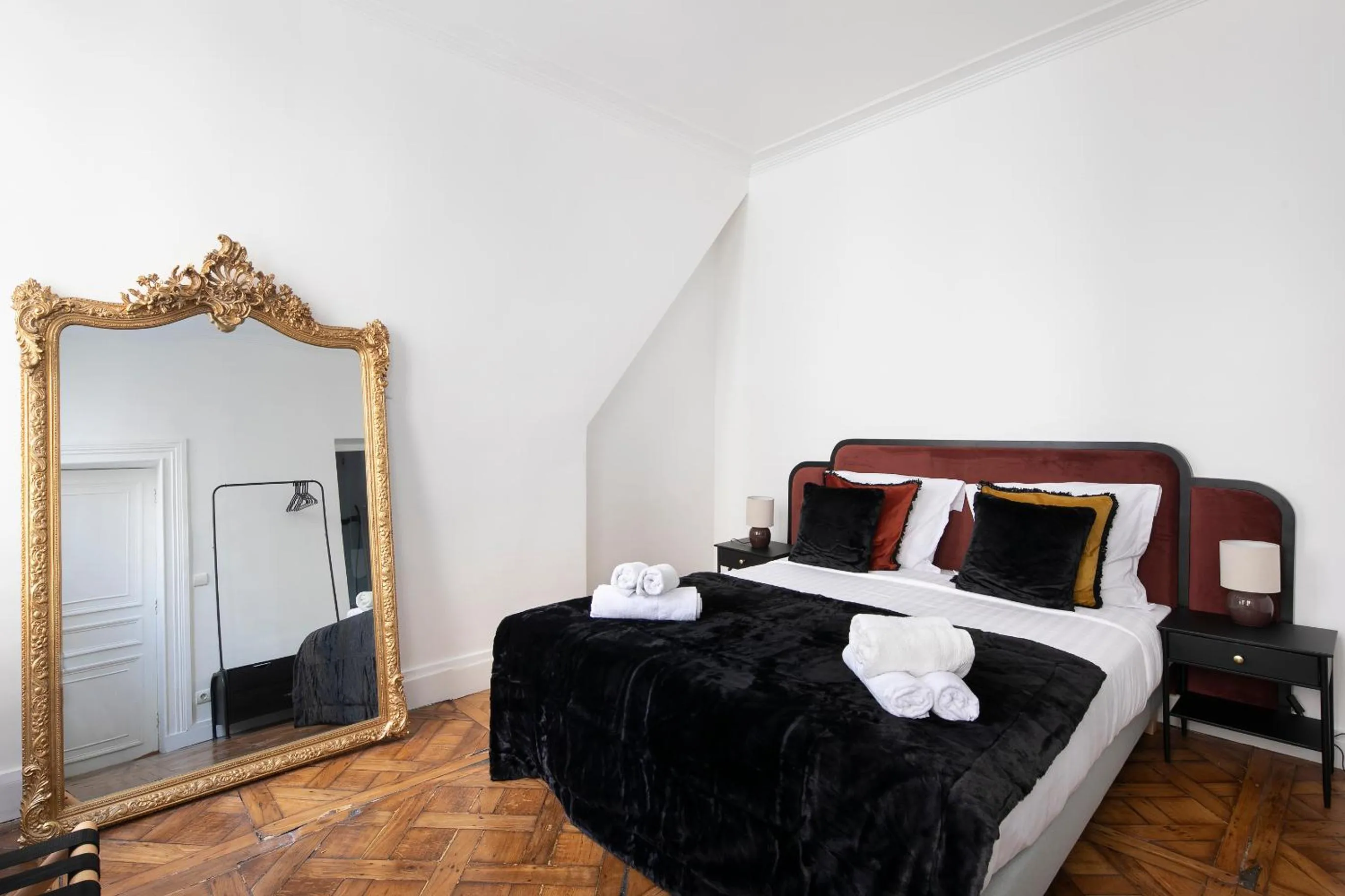 Bed in 123paris city