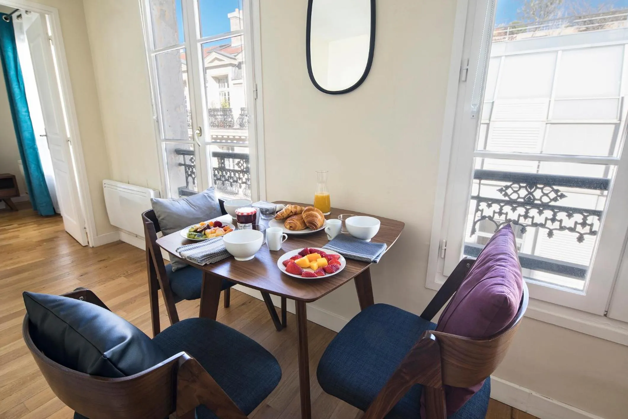 Dining area in 123paris city