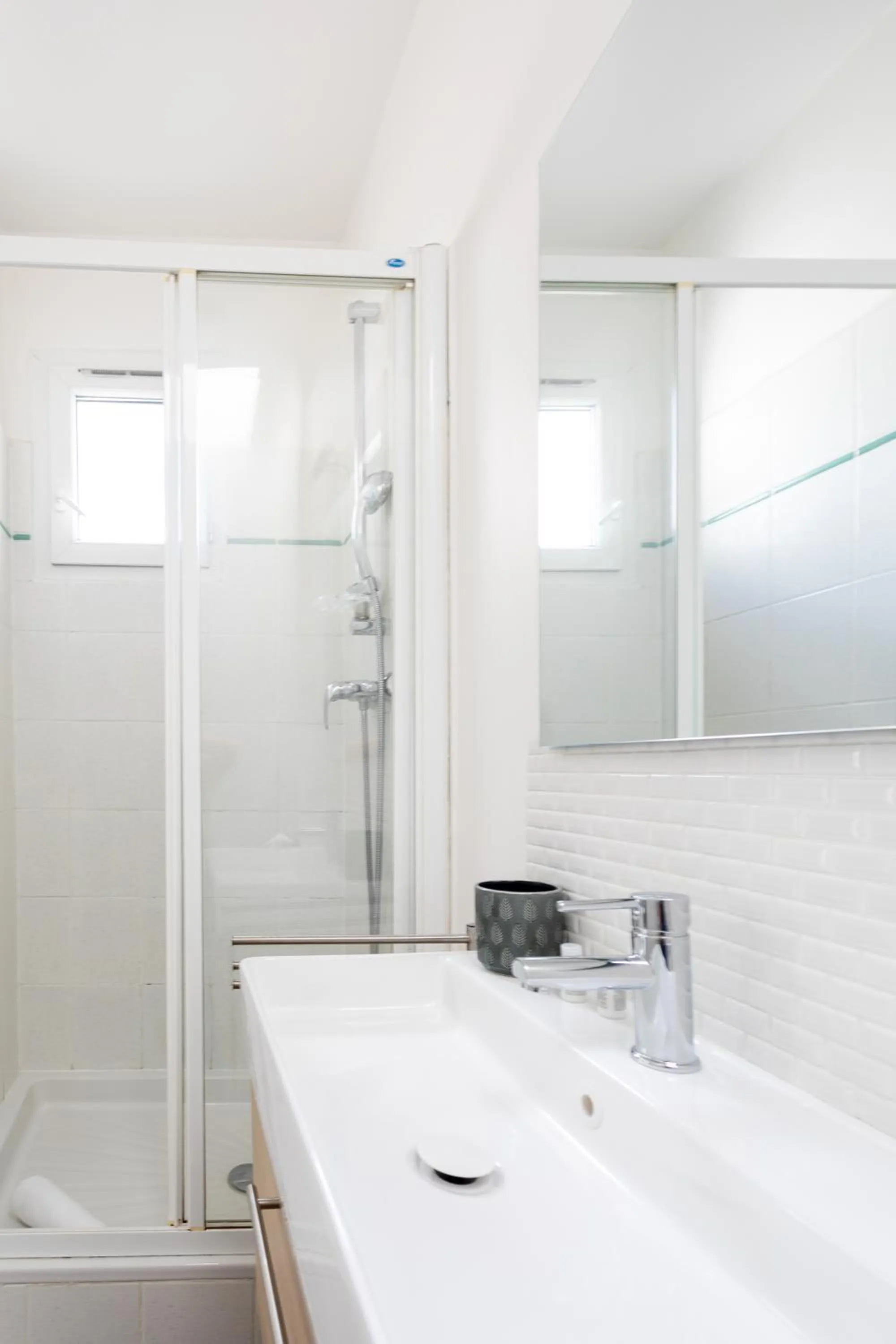 Shower in 123paris city