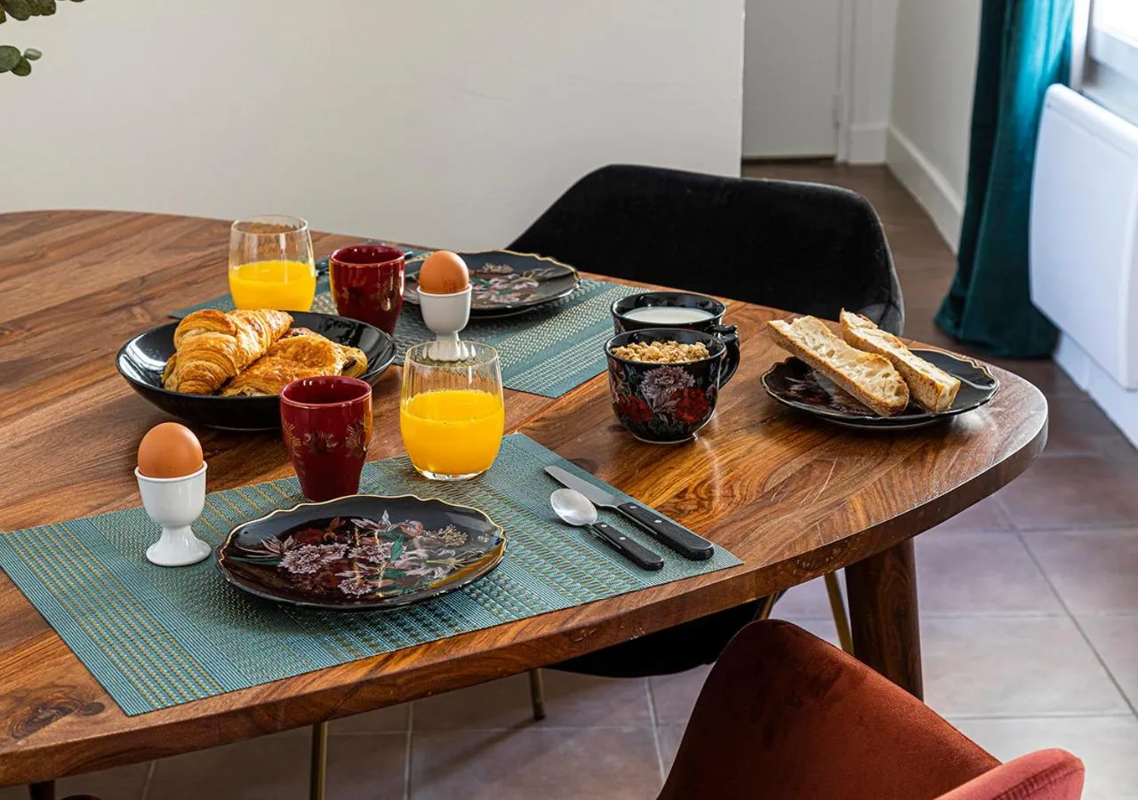 Dining area in 123paris city
