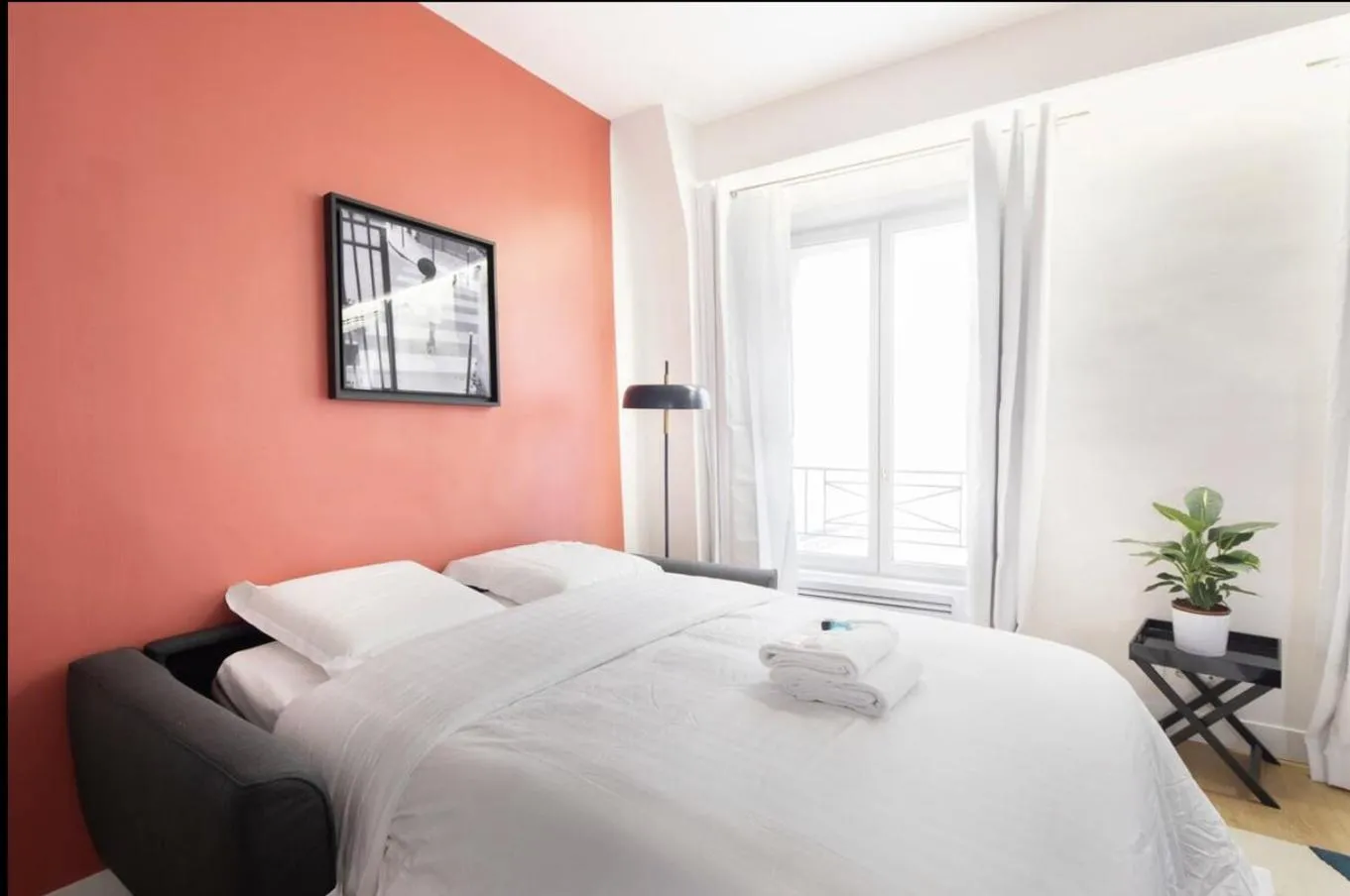 Bed in 123paris city