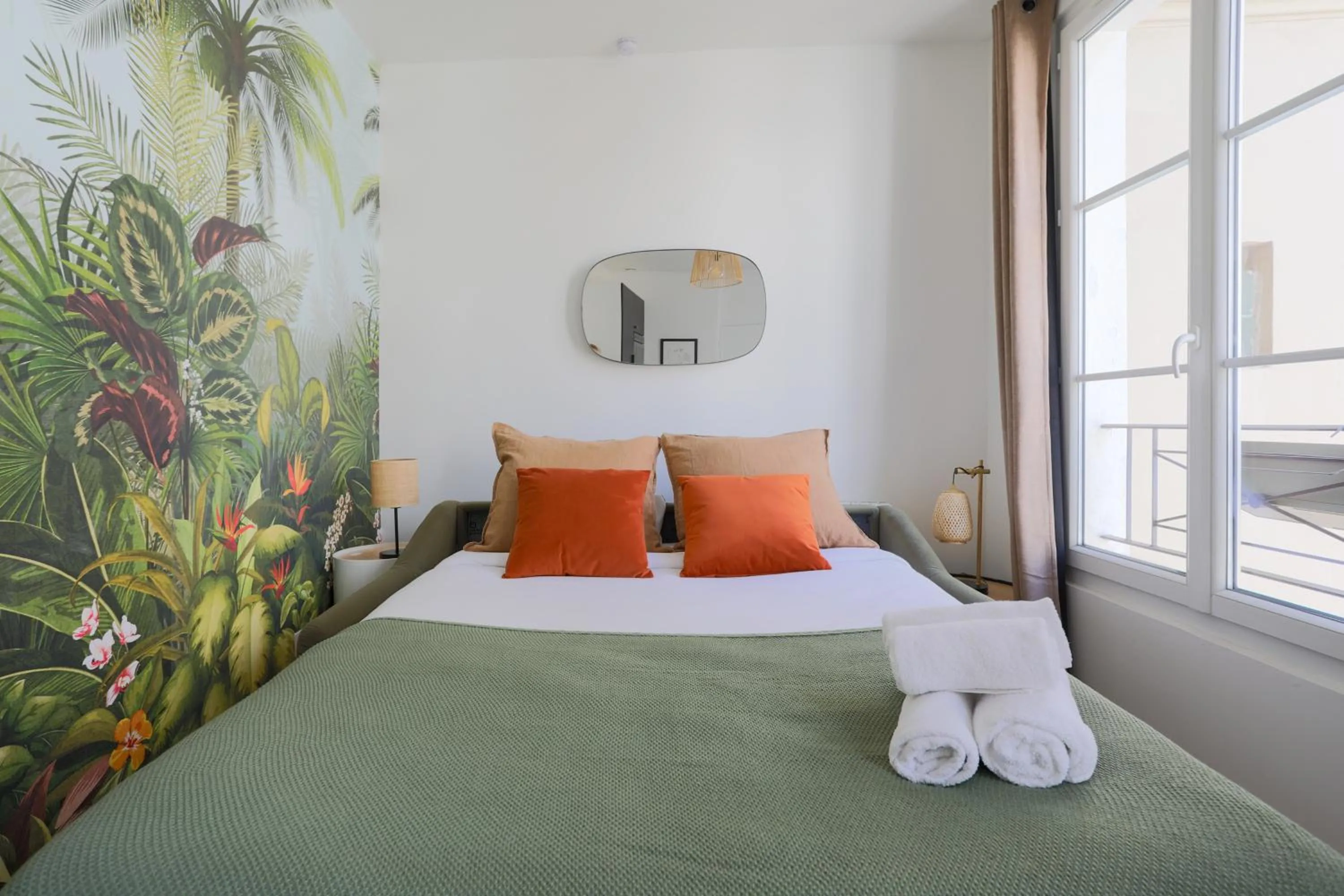 Photo of the whole room, Bed in 123paris city