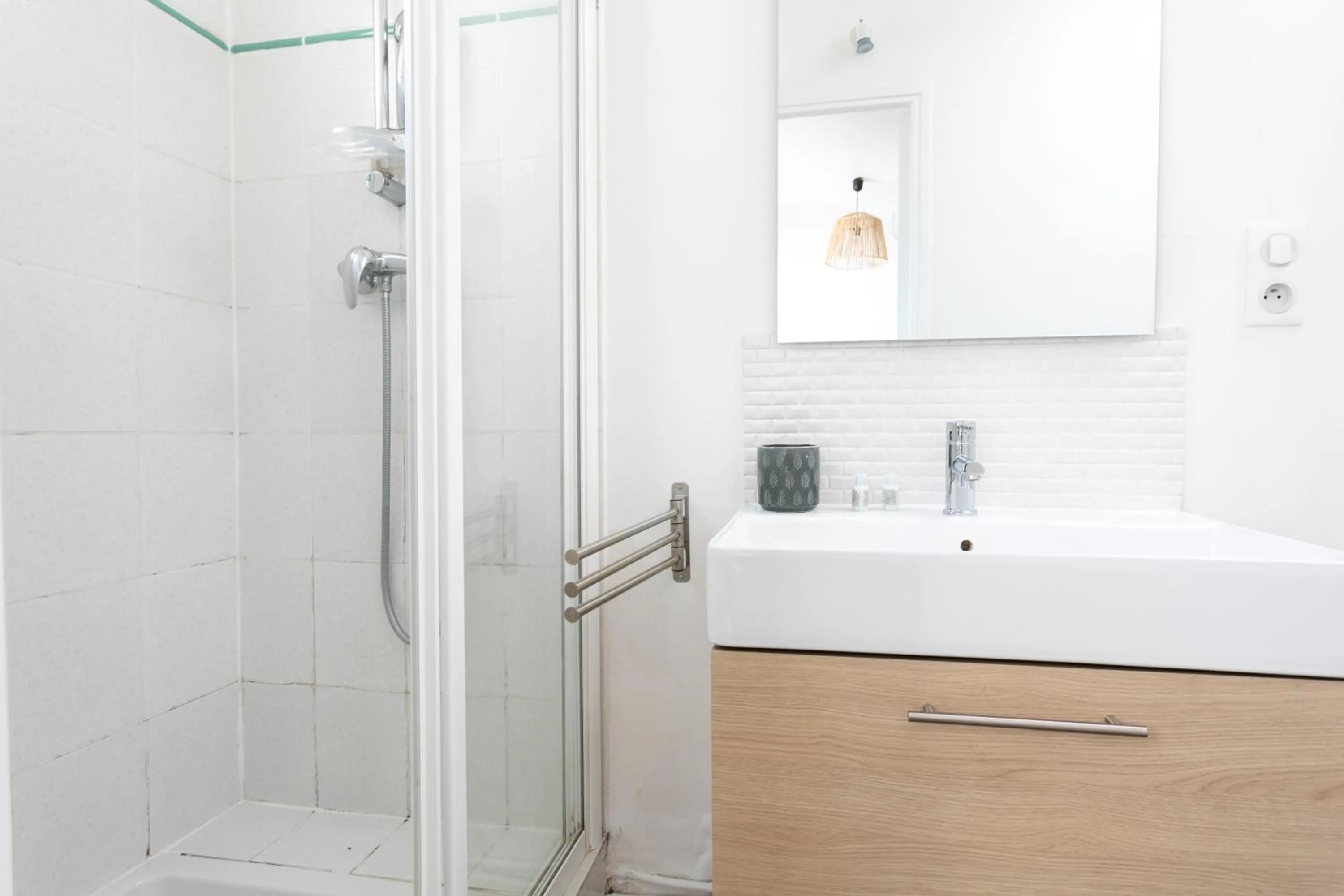 Shower in 123paris city