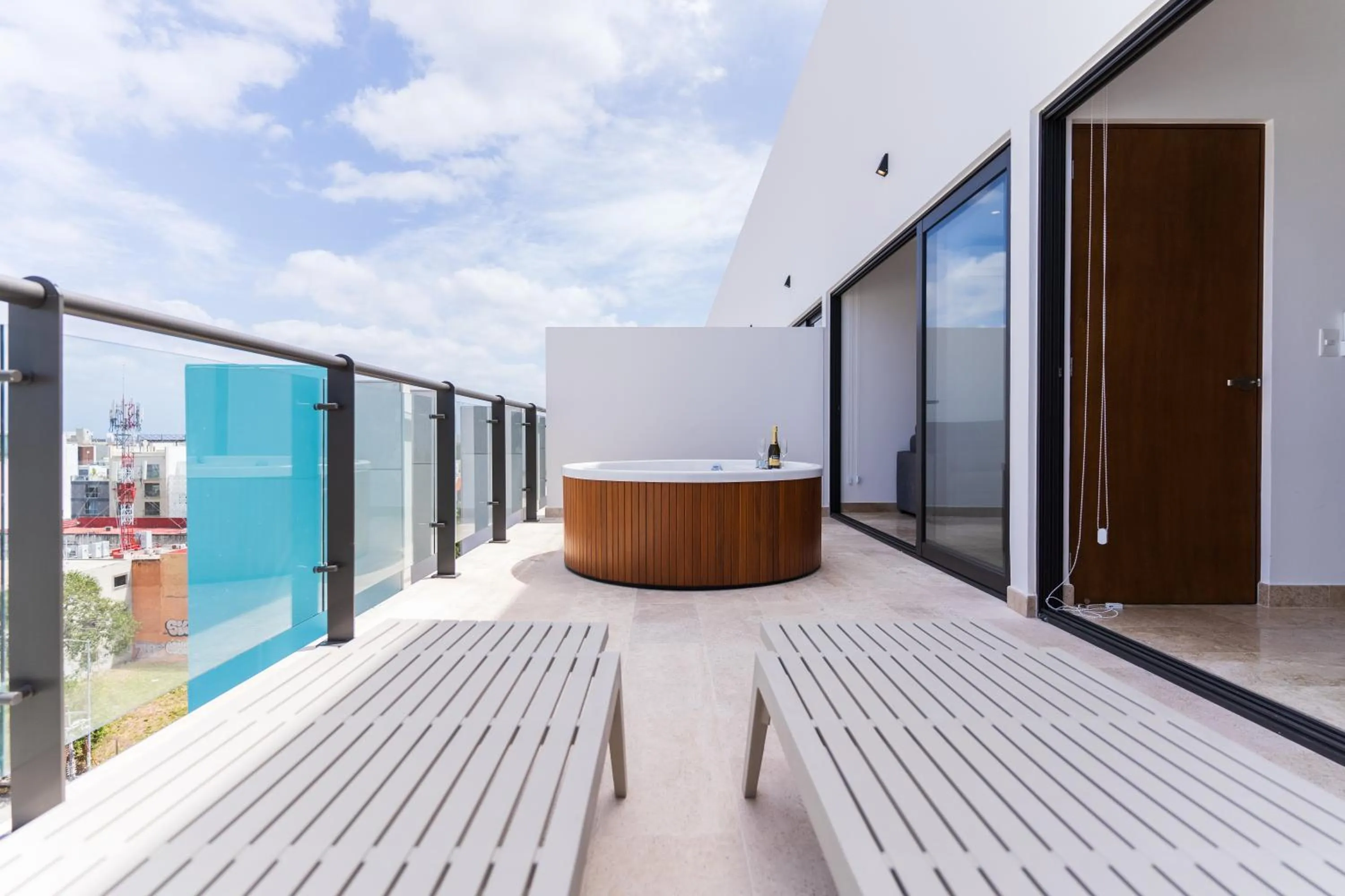 Hot Tub, Bed in New & Equipped Apartment Steps From The Beach With Pool Jacuzzi By Yeah