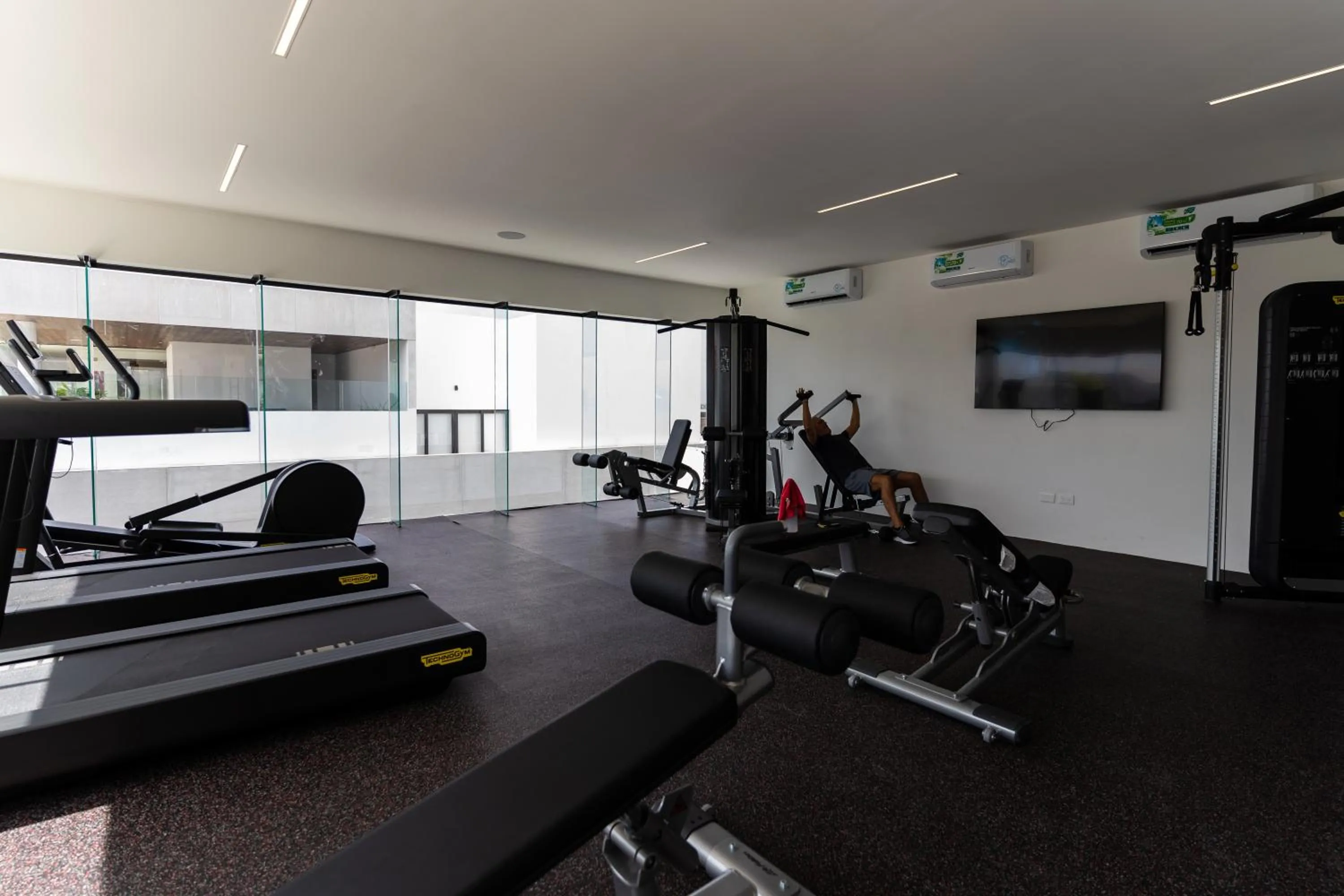 Fitness centre/facilities in New & Equipped Apartment Steps From The Beach With Pool Jacuzzi By Yeah