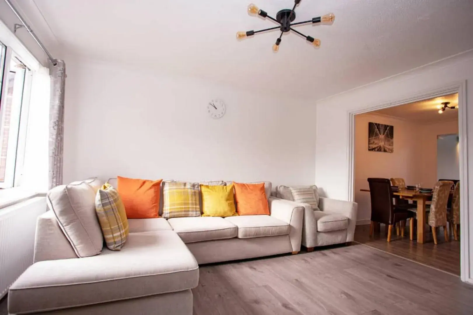 Cozy 3-Bedroom Home in Luton Cozy 3-Bedroom Home in Luton