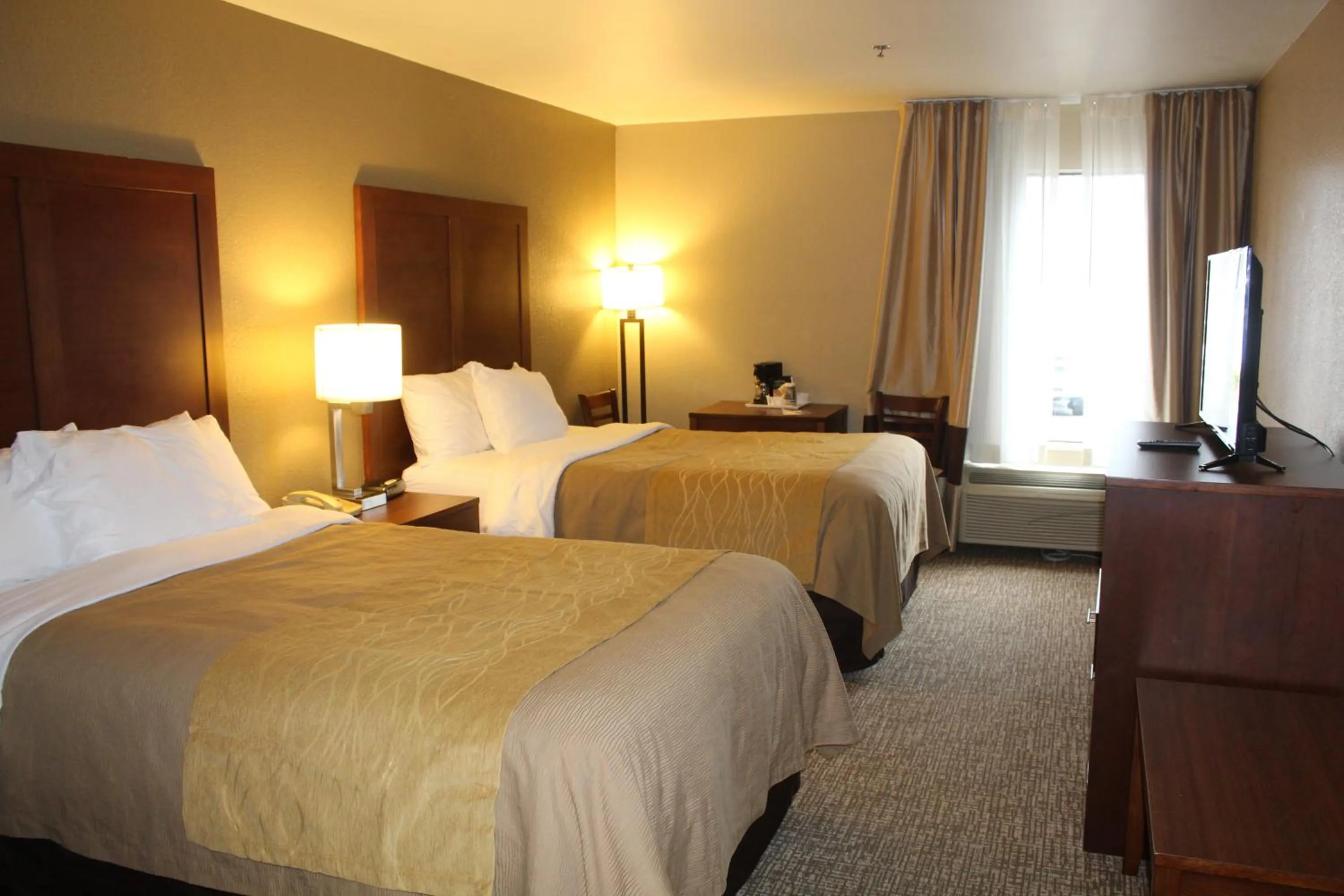 Bed in Bristol Arcadia Inn