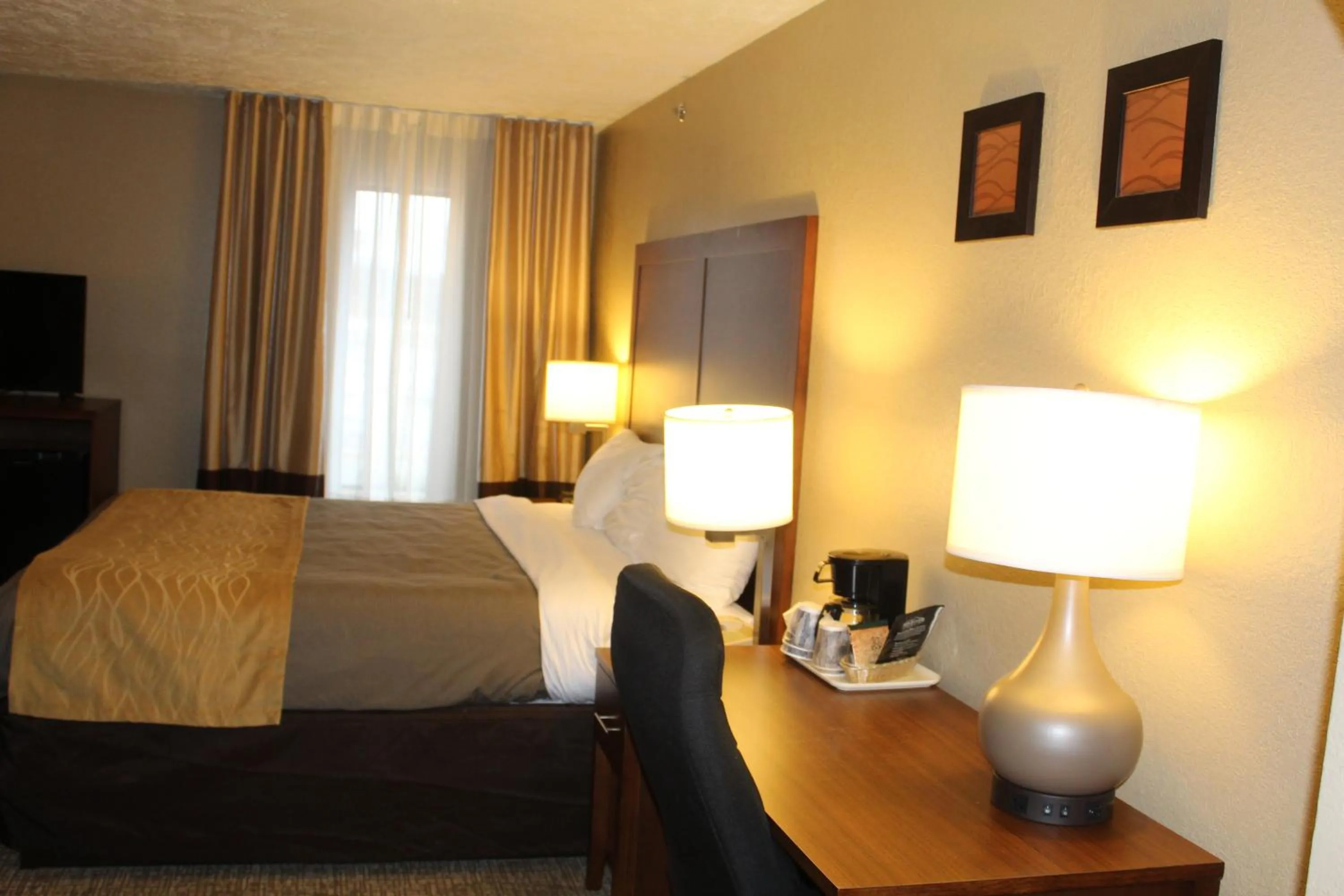 Bed in Bristol Arcadia Inn