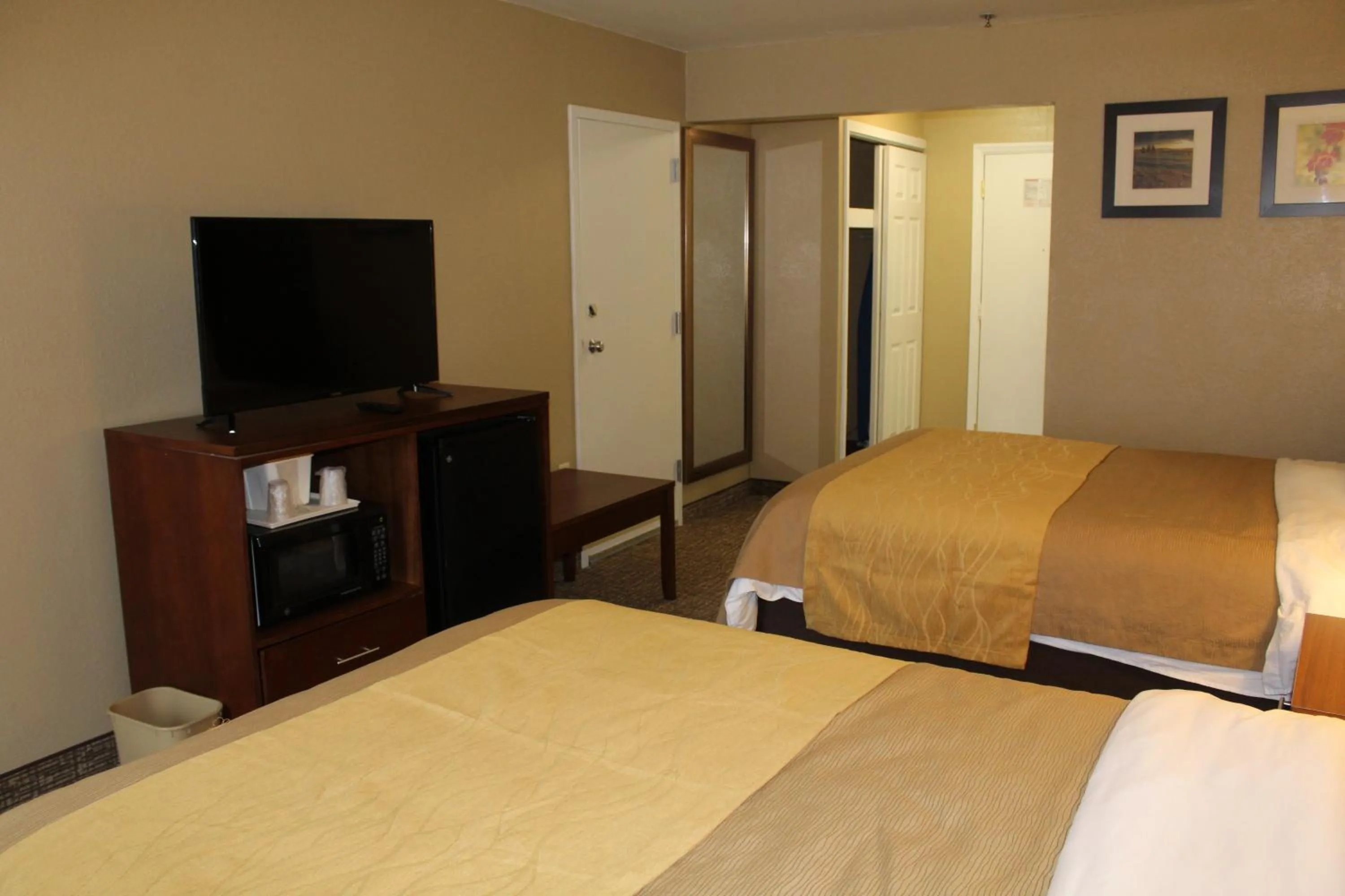 Bed in Bristol Arcadia Inn