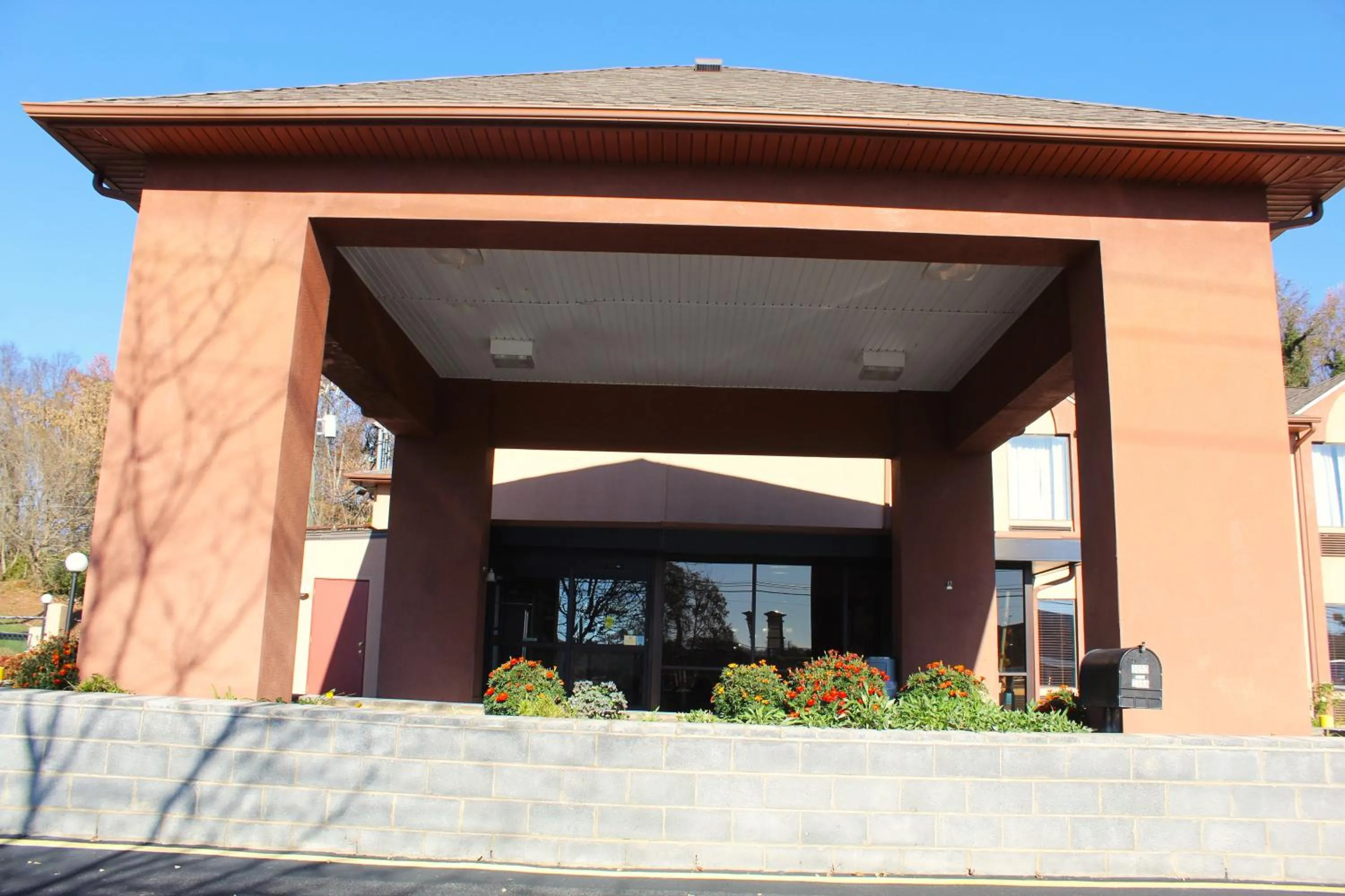 Property building in Bristol Arcadia Inn