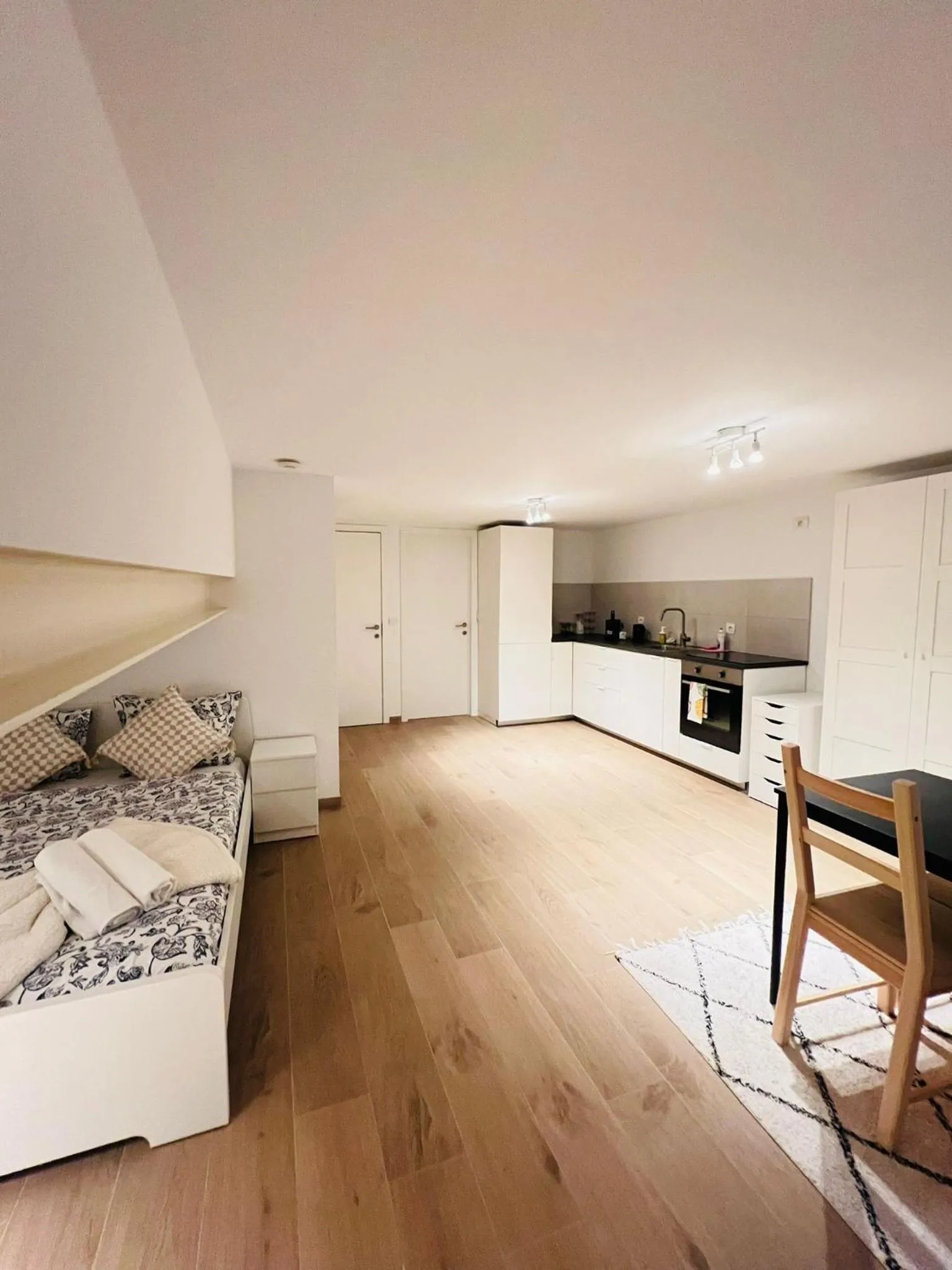 kitchen, Bed in OneLuxStay near Fashion District