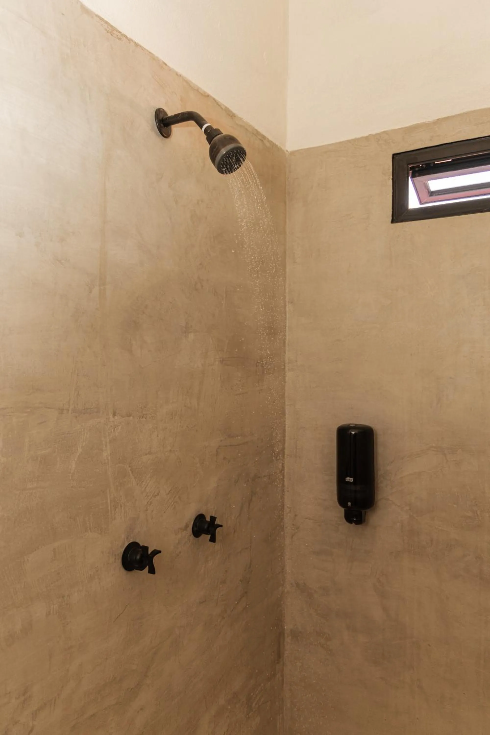 Shower in Caleta Hostel Rooftop & Pool