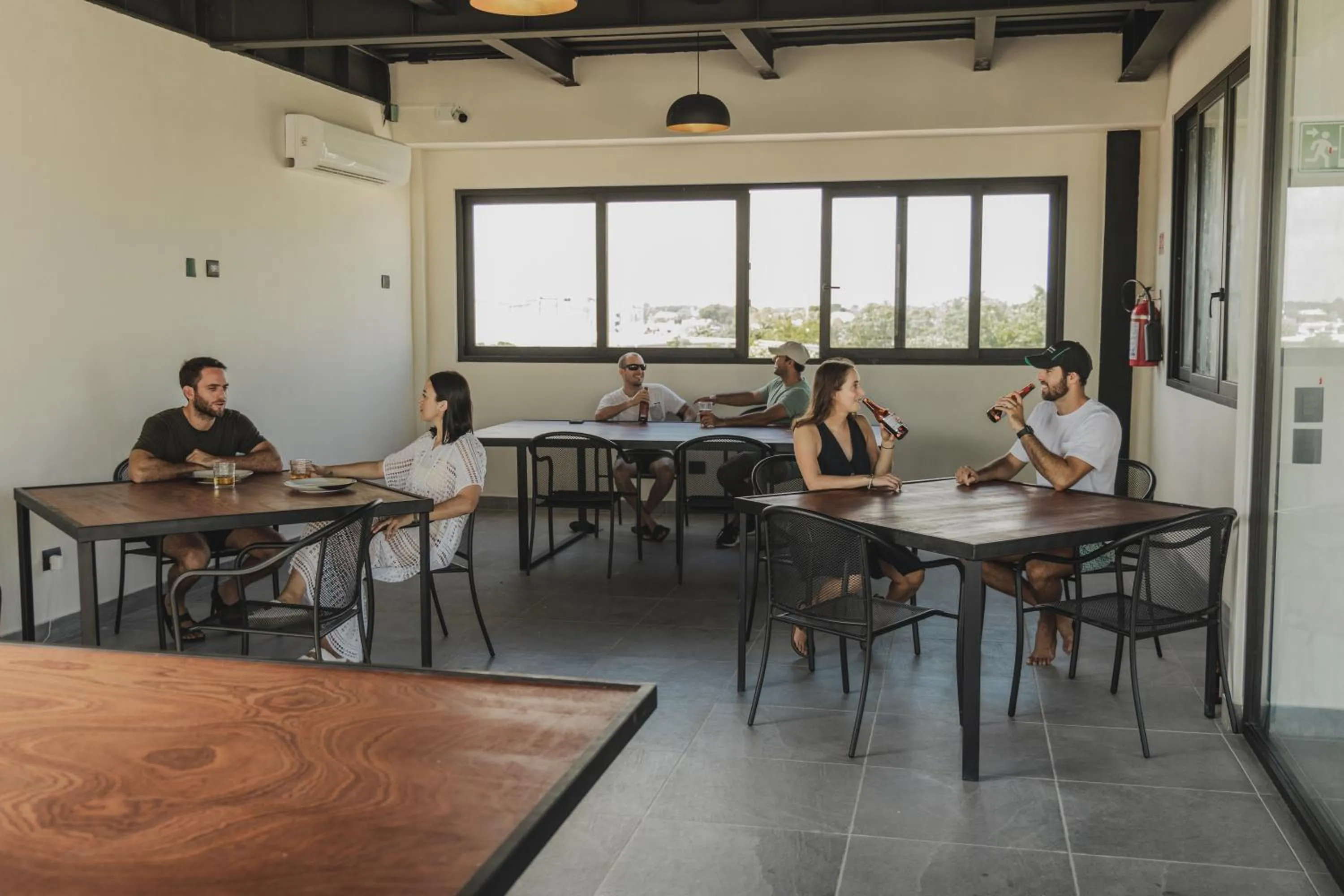 Restaurant/places to eat in Caleta Hostel Rooftop & Pool