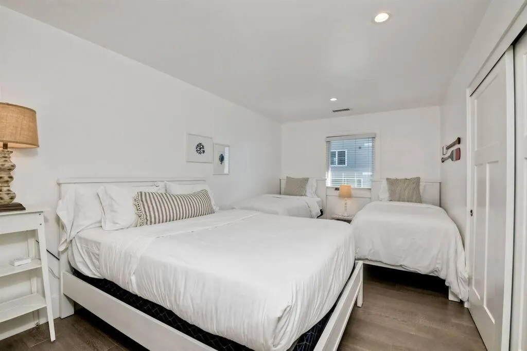 Bed in Luxury Ocean Views & Steps To The Sand - Tower 36 Upper Condo Unit