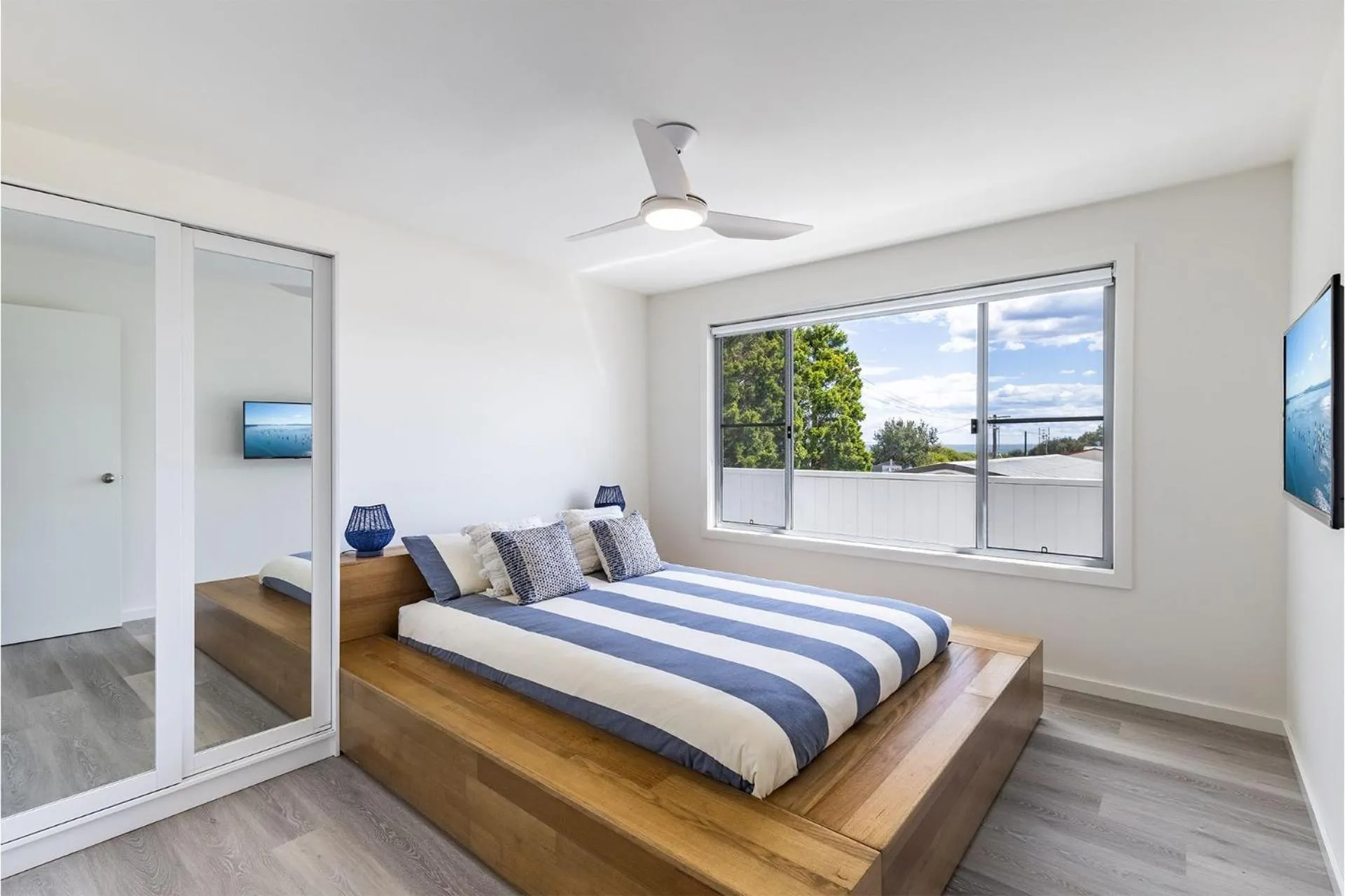 Bed in Five Pines Beach House at Birubi 20 Robinson St pet friendly aircon and WiFi