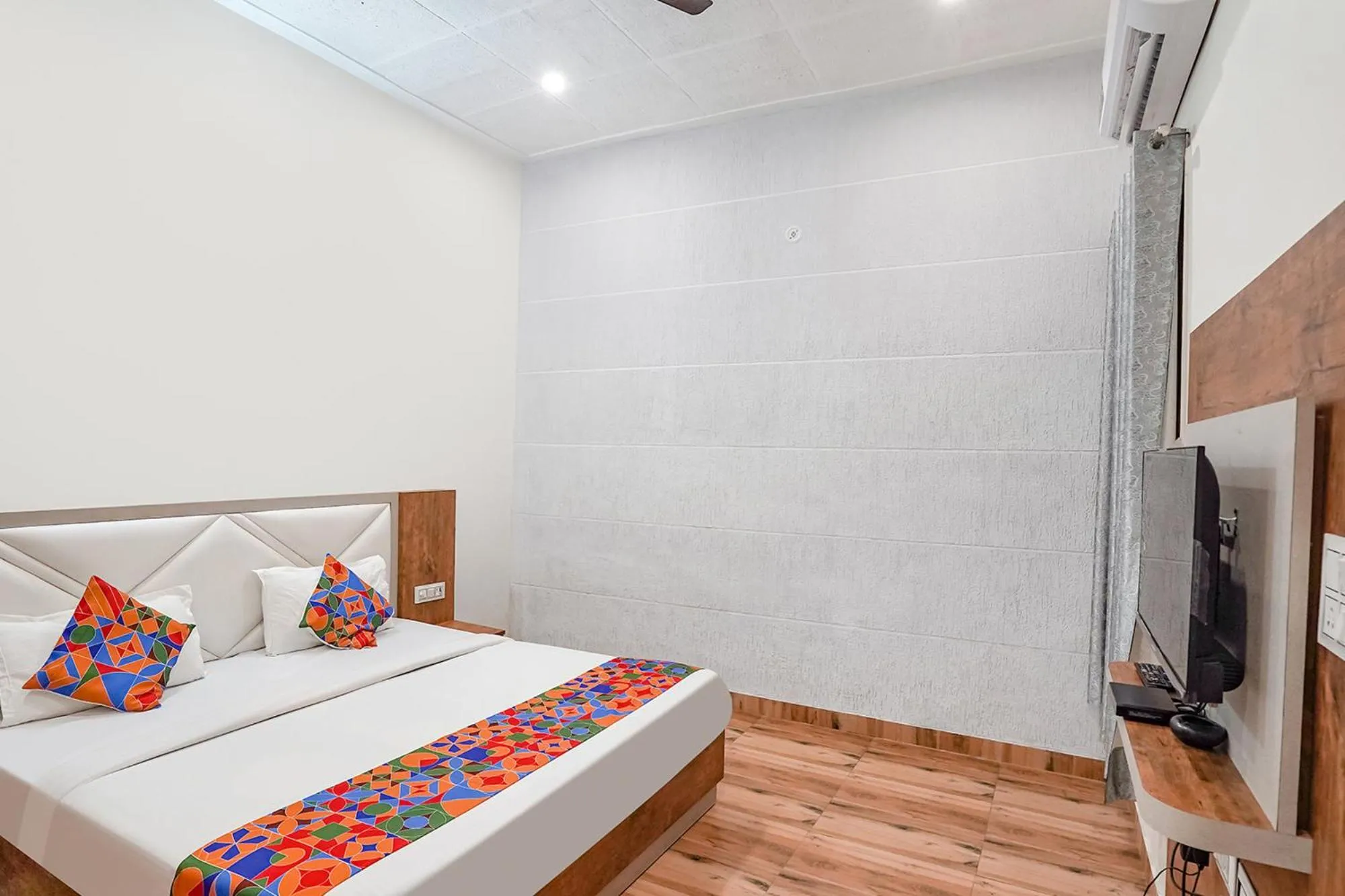 Bed in FabHotel Sirtaj Suits