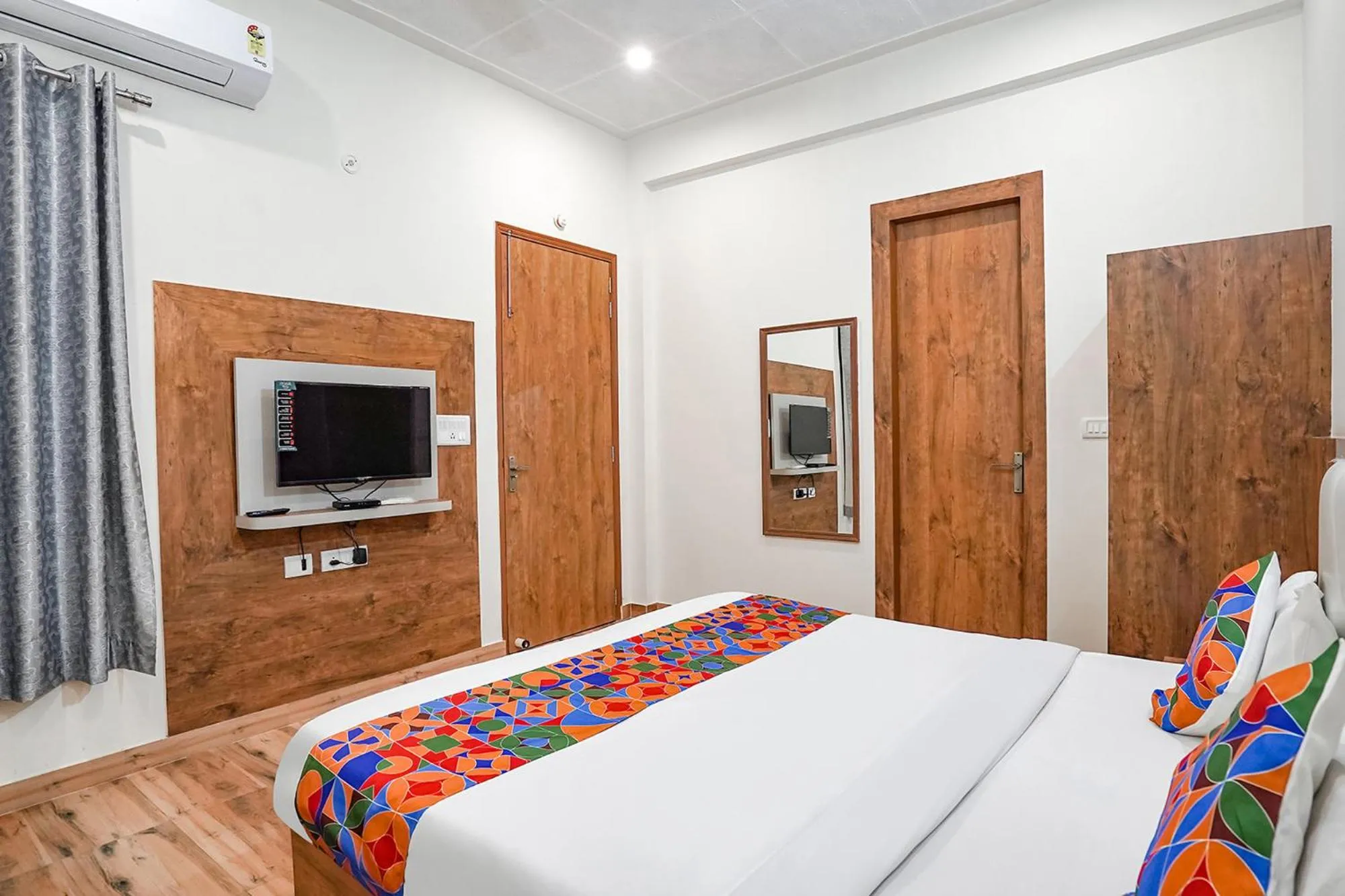 Bed in FabHotel Sirtaj Suits