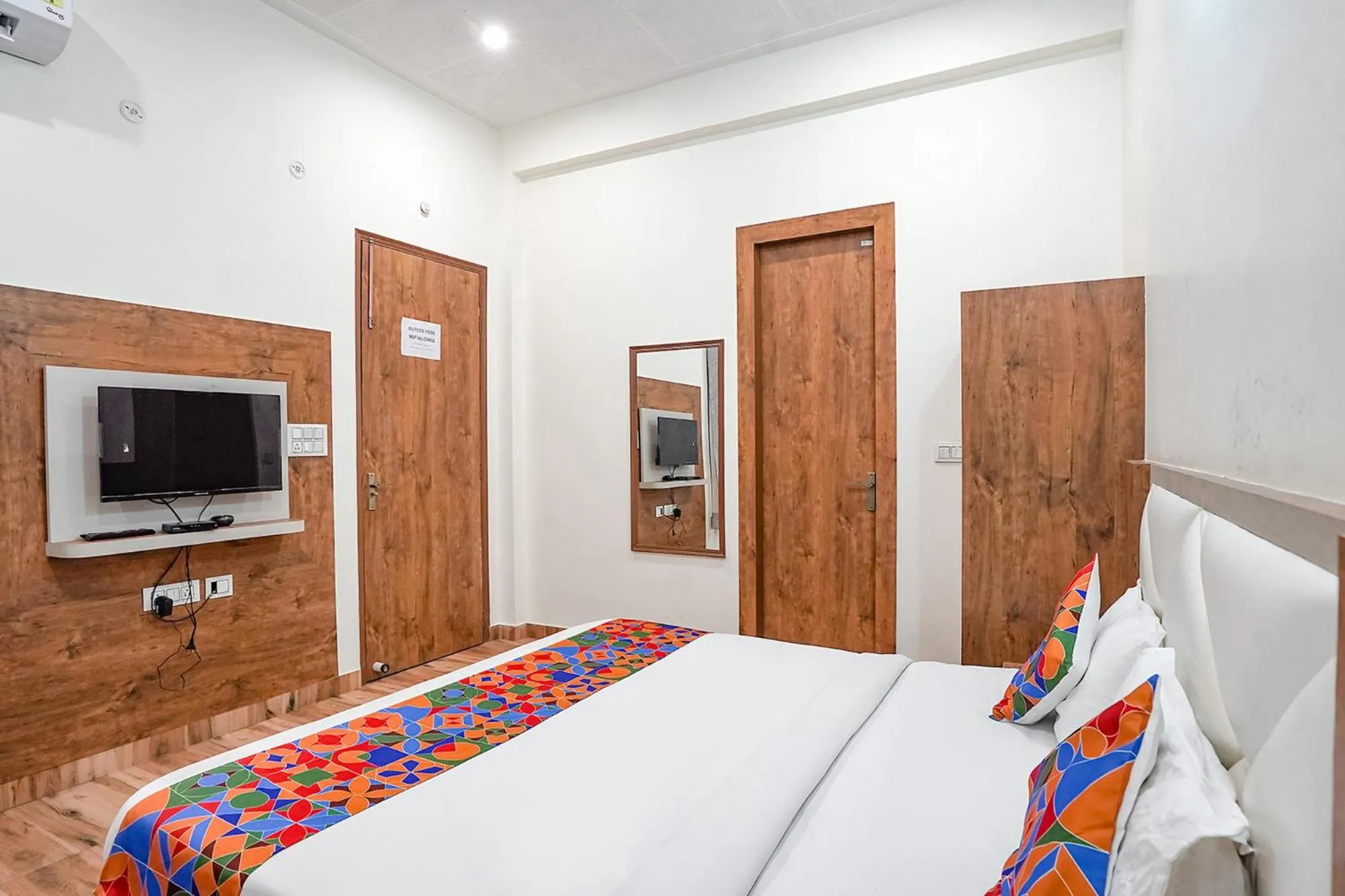 Bed in FabHotel Sirtaj Suits