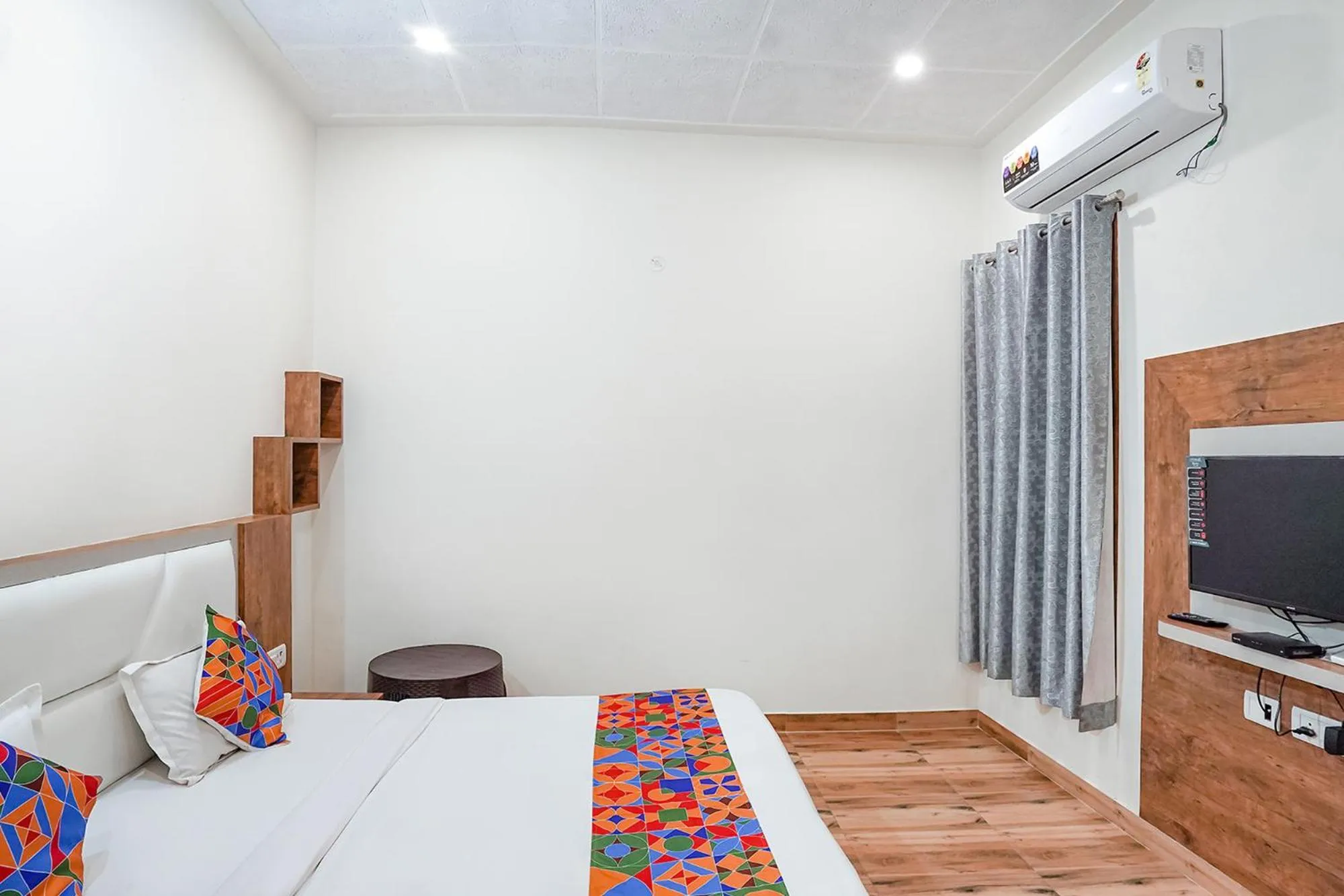 Bed in FabHotel Sirtaj Suits