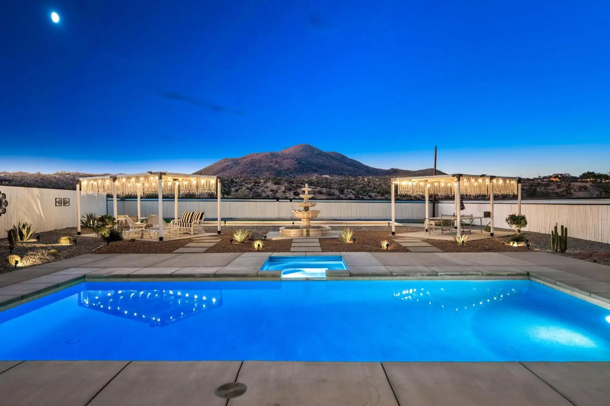 HUGE House in Joshua Tree/Yucca Valley with Pool & Hot Tub HUGE House in Joshua Tree/Yucca Valley with Pool & Hot Tub