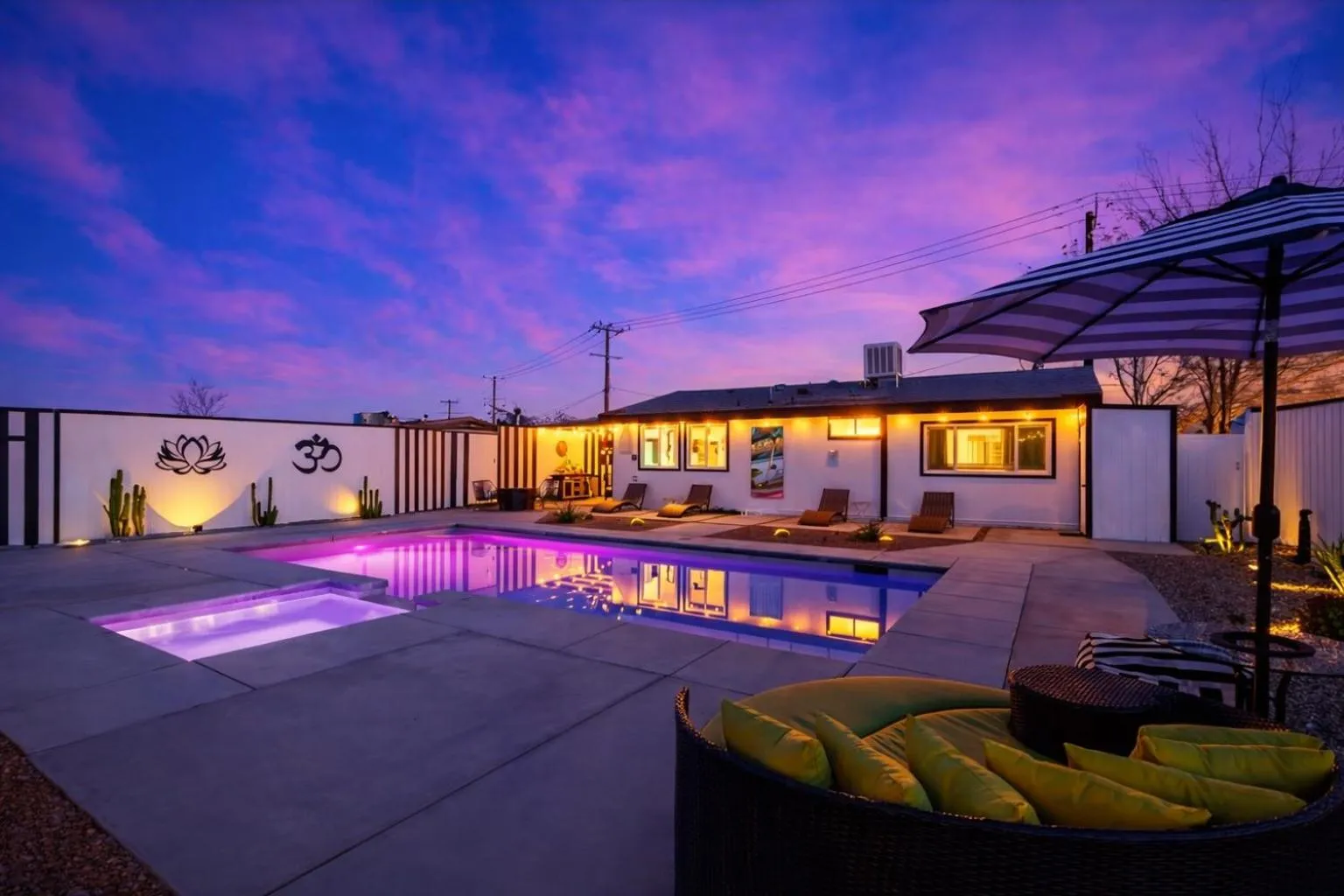 HUGE House in Joshua Tree/Yucca Valley with Pool & Hot Tub