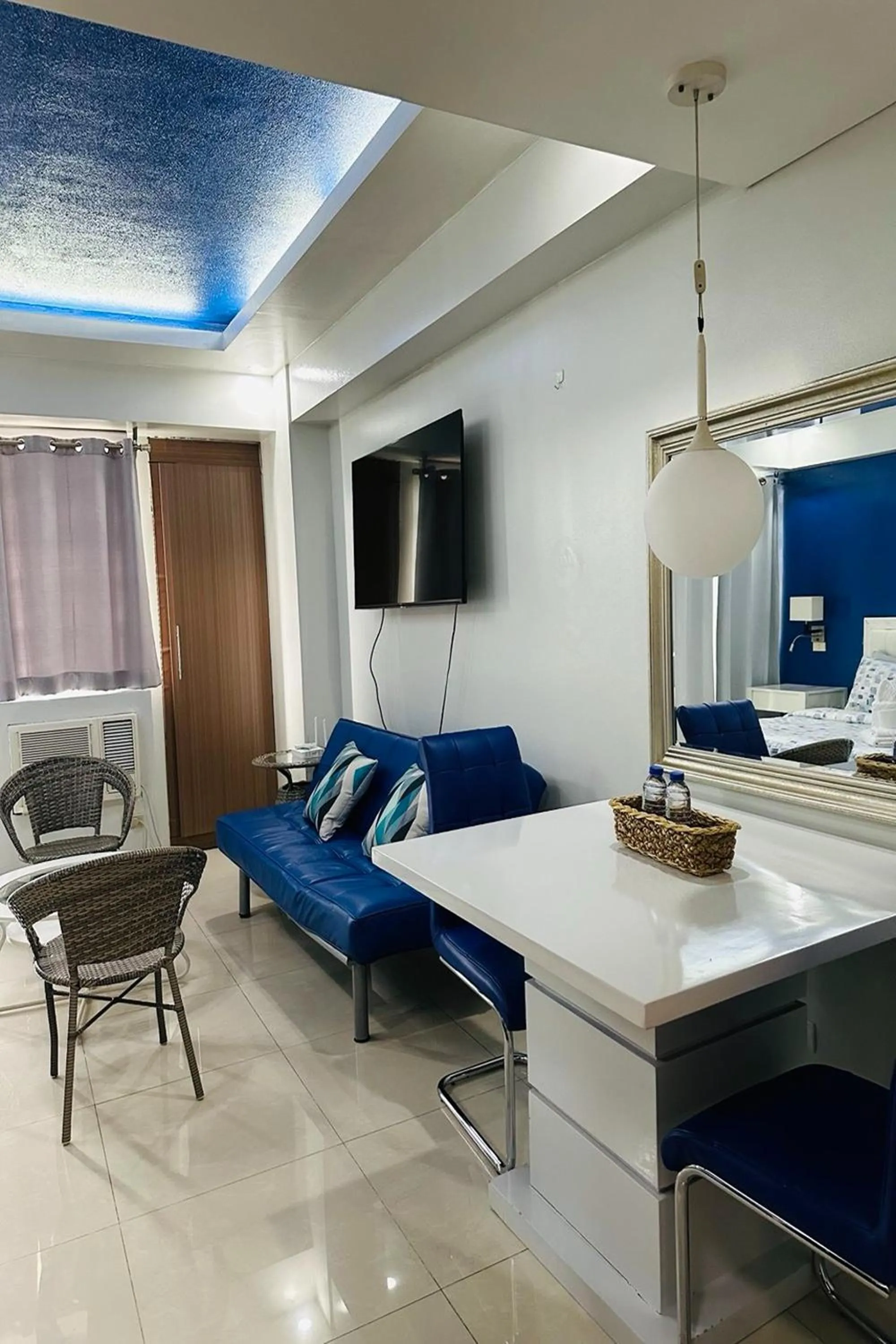 Bed in Del's Condotel across NAIA Terminal 3