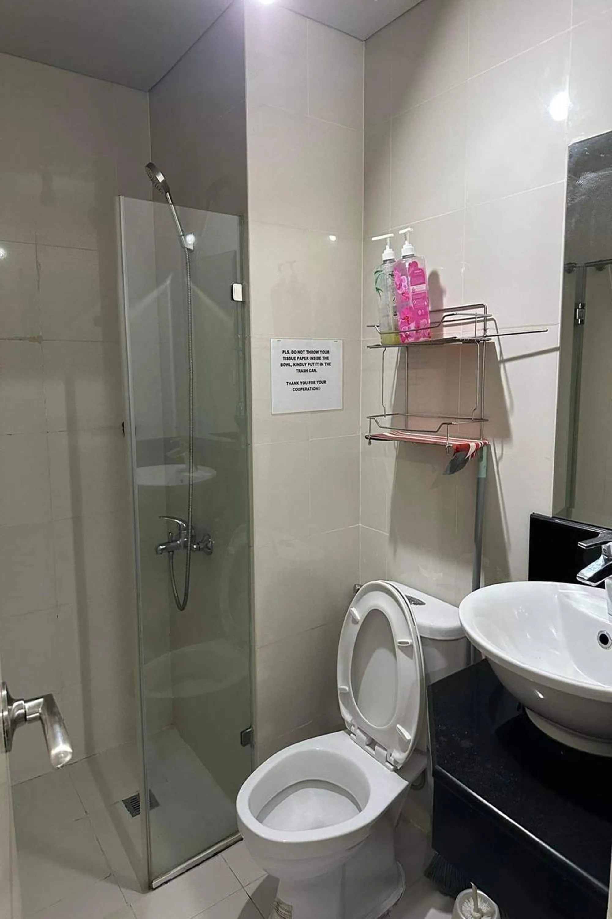 Bathroom in Del's Condotel across NAIA Terminal 3