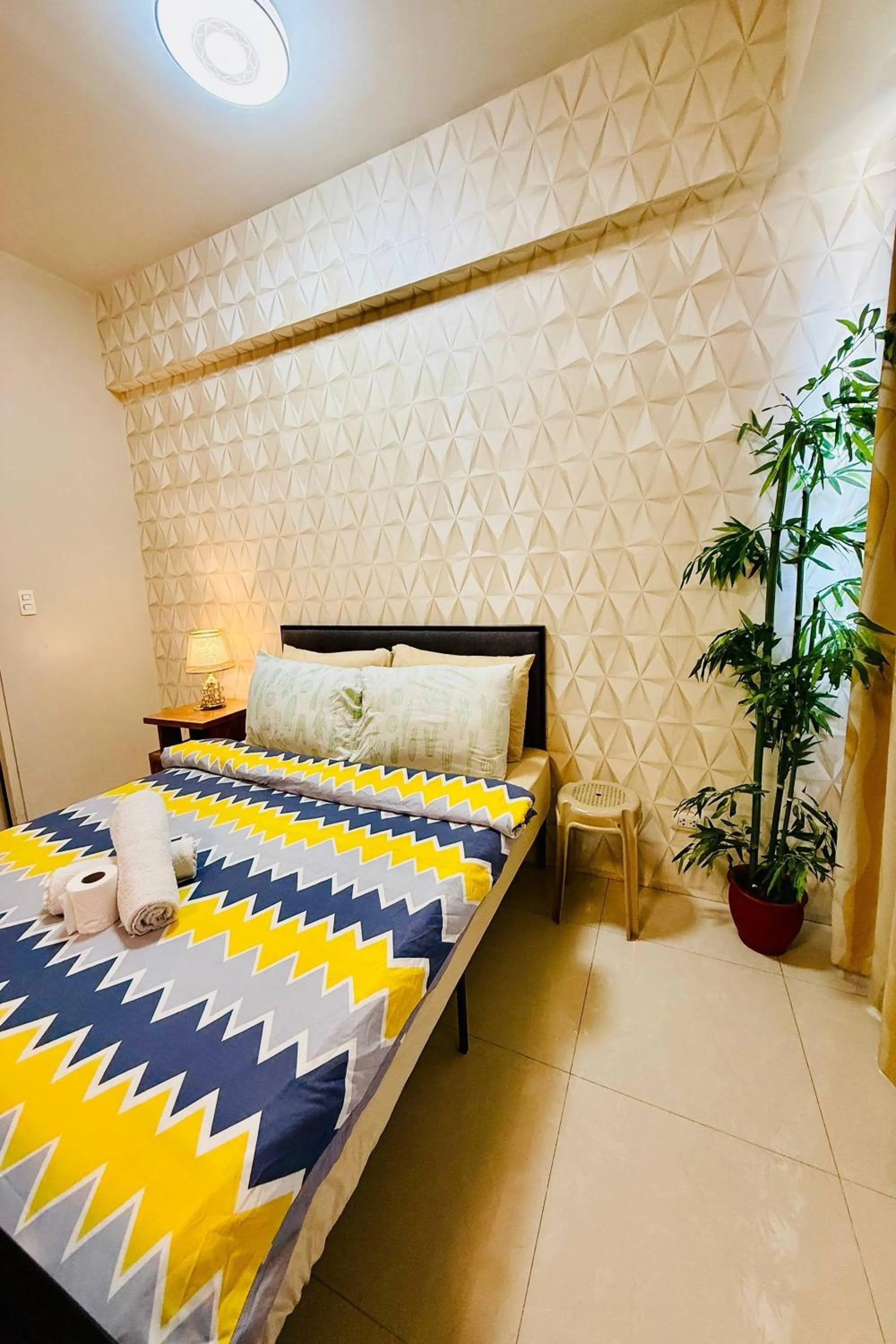 Bed in Del's Condotel across NAIA Terminal 3