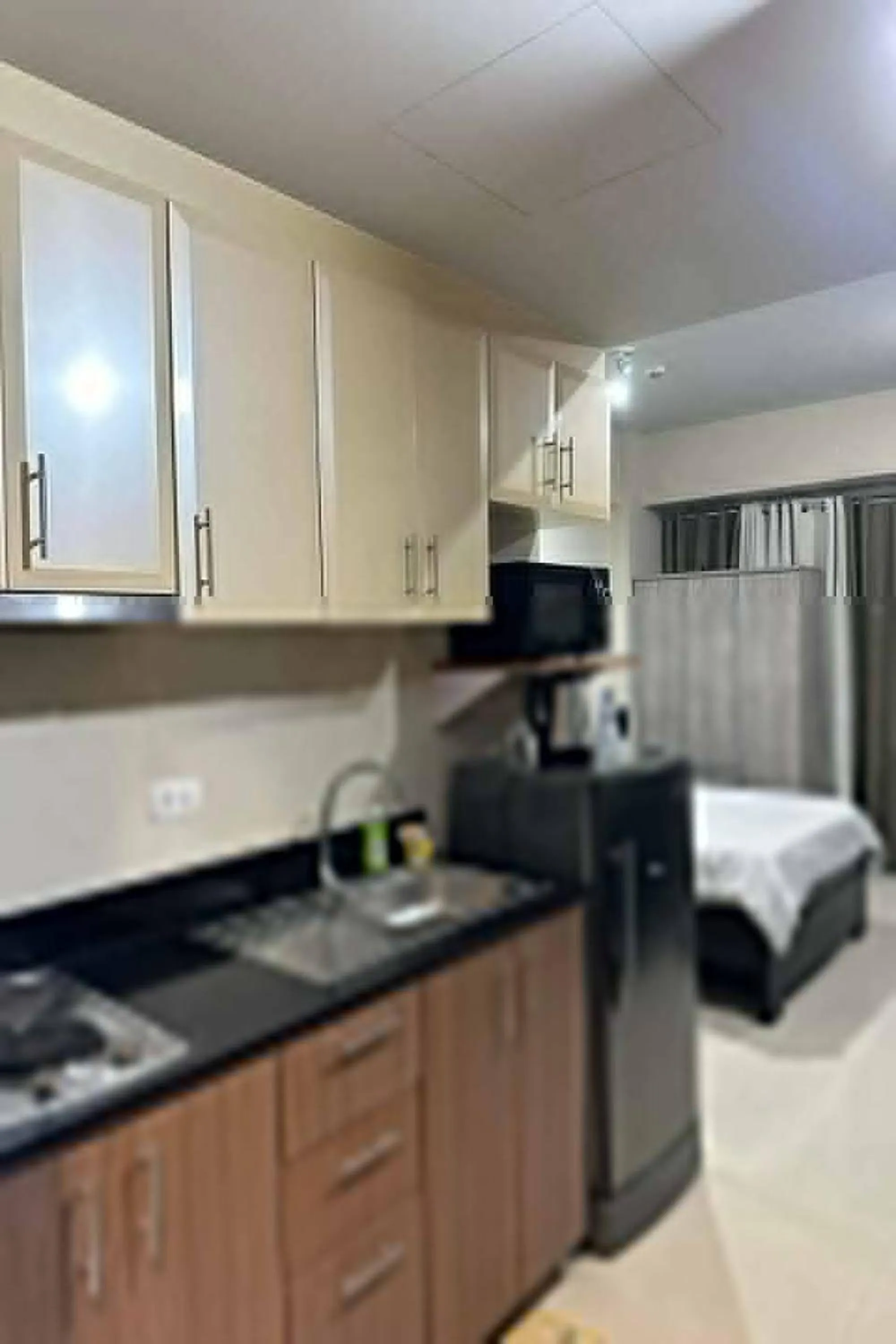 Bed in Del's Condotel across NAIA Terminal 3