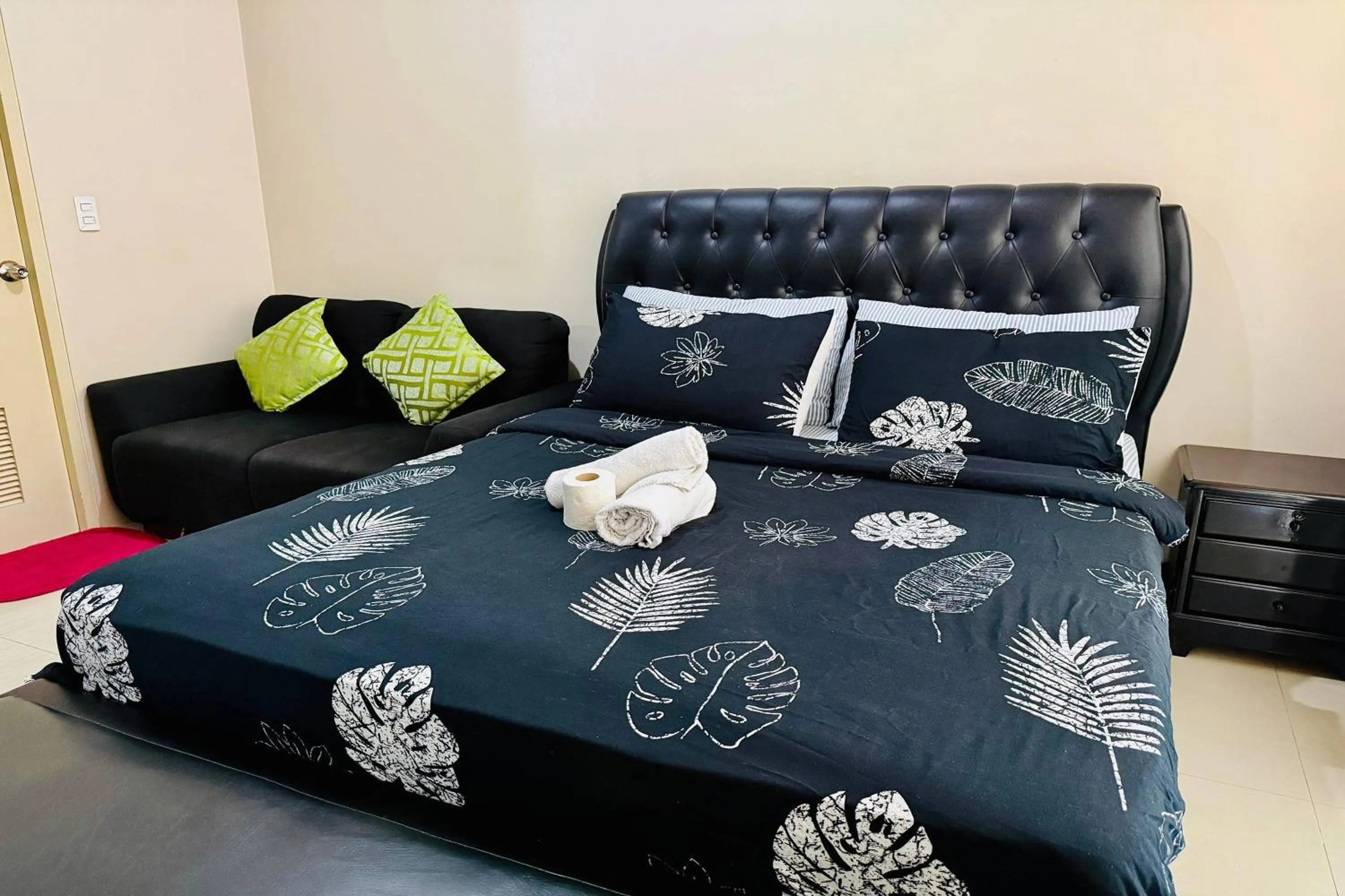 Bed in Del's Condotel across NAIA Terminal 3