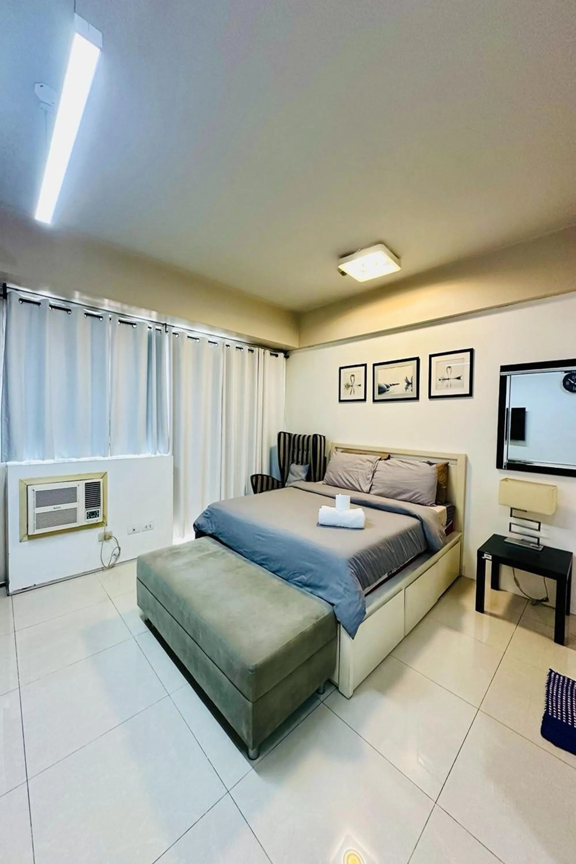 Bed in Del's Condotel across NAIA Terminal 3