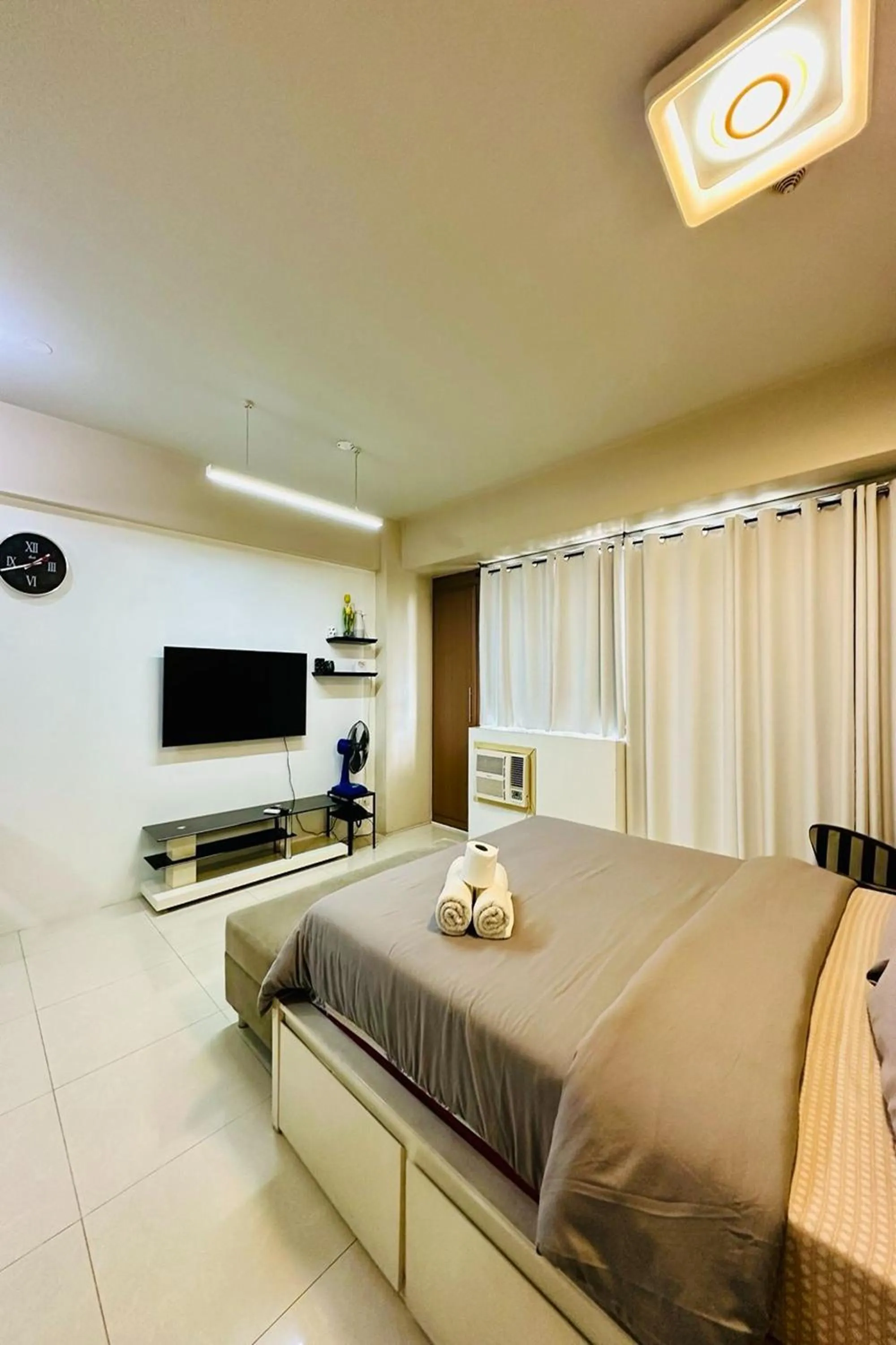 Bed in Del's Condotel across NAIA Terminal 3