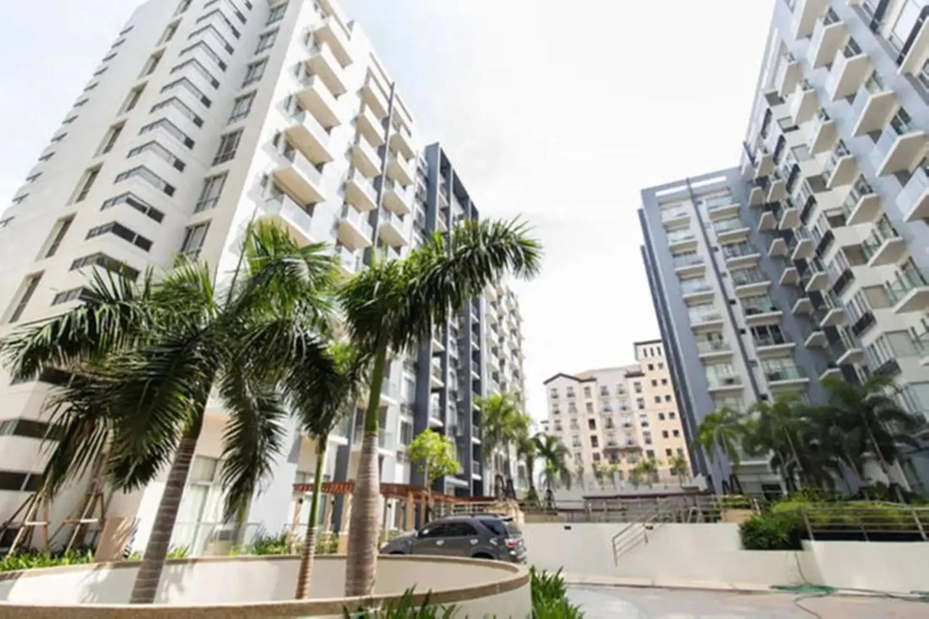 Property building in Del's Condotel across NAIA Terminal 3 Property building in Del's Condotel across NAIA Terminal 3
