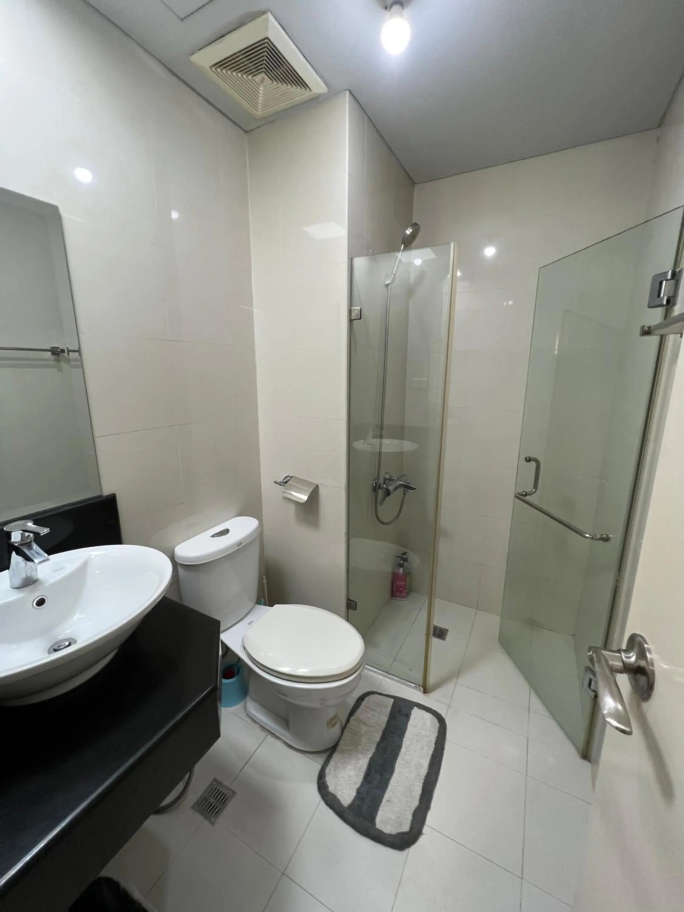 Shower in Del's Condotel across NAIA Terminal 3